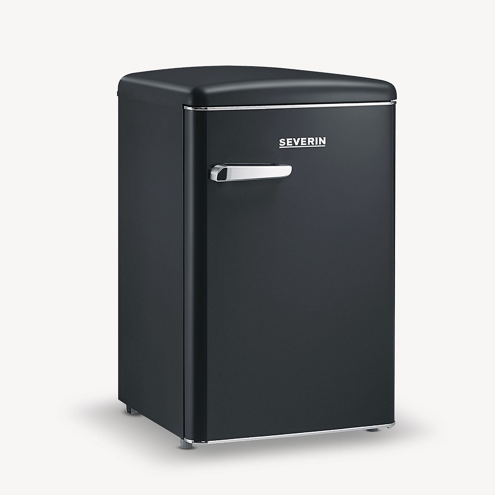 Ein schwarzer Mini-Kühlschrank mit silbernem Griff und silbernen Akzenten.