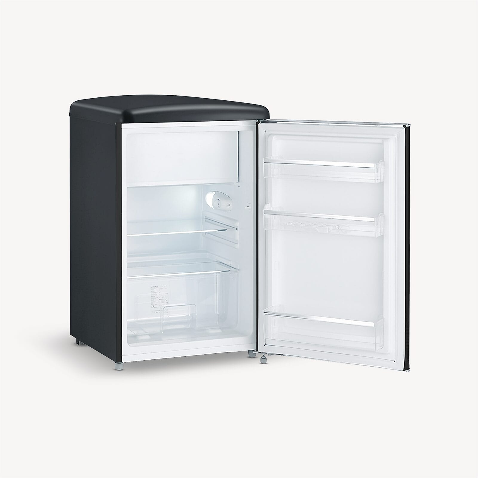 Ein schwarzer Kühlschrank mit geöffneter Tür, innen weiß mit Regalen.