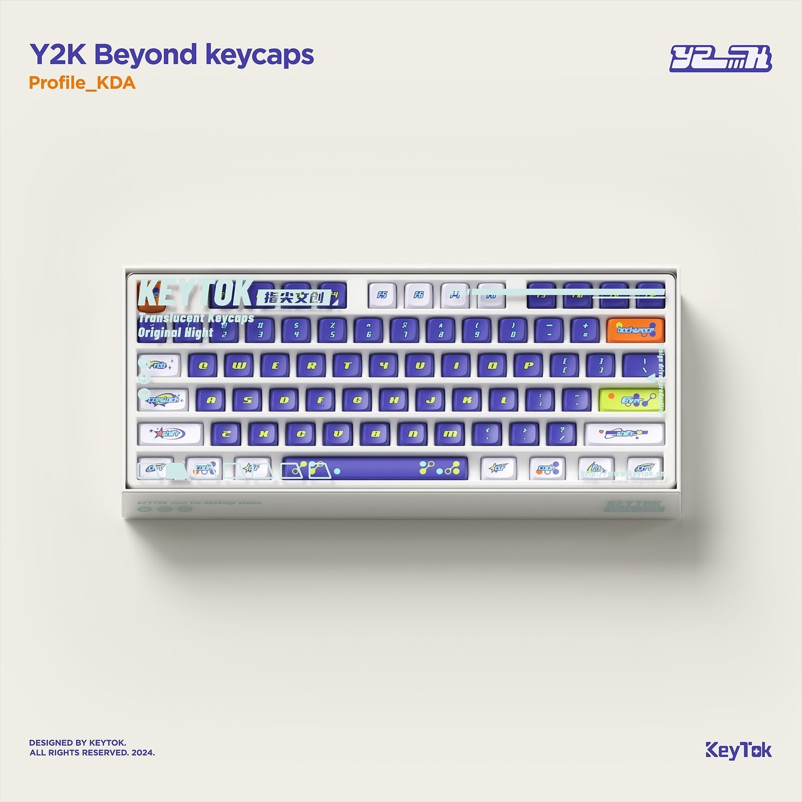 Tastiera bianca con keycaps a tema Y2K blu e bianchi. Alcuni keycaps hanno grafiche.