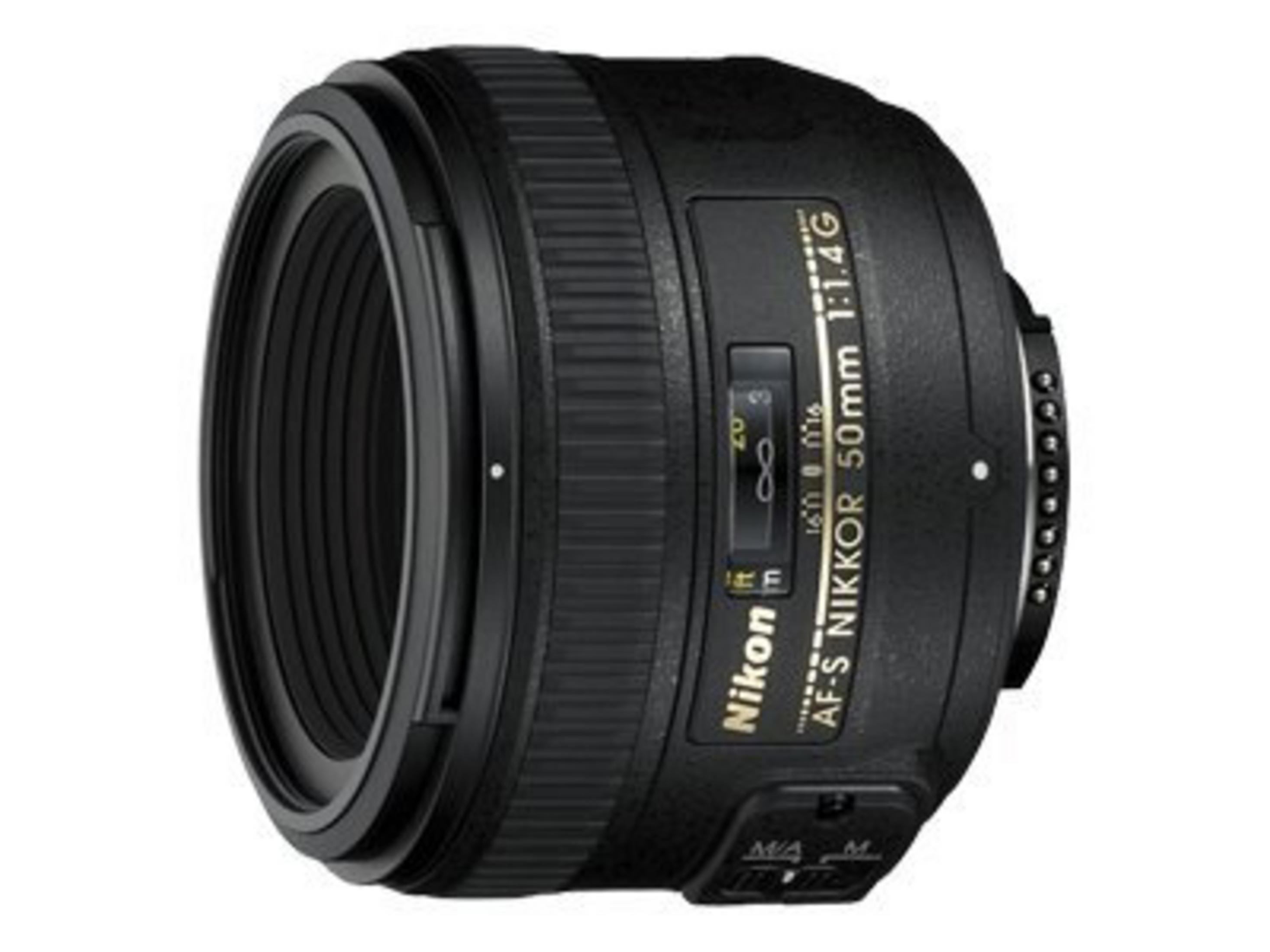 Ein schwarzes Nikon AF-S NIKKOR 50mm 1:1.4G Objektiv mit Fokus- und Blendenanzeigen.