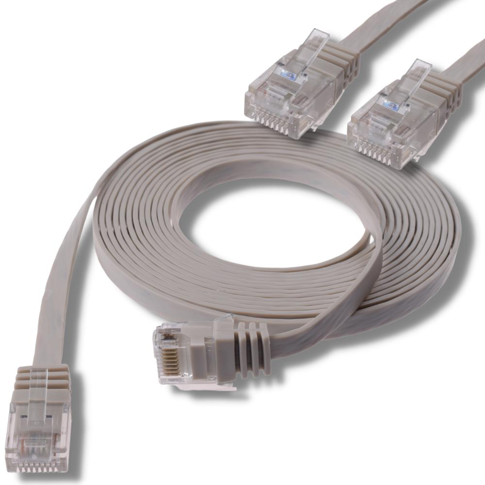 Düz gri Ethernet kablosu sarılıdır, üç adet RJ45 konektörü görünmektedir.