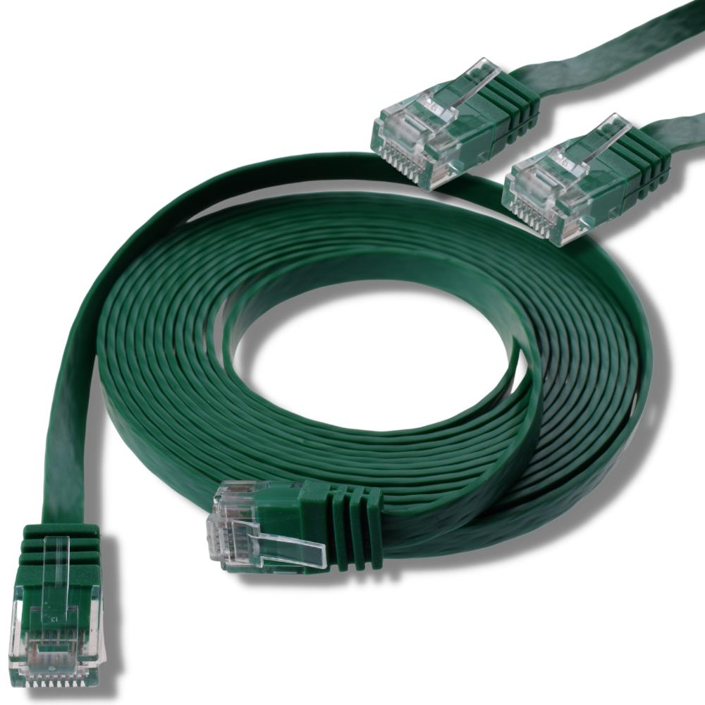 Üç RJ45 konektörlü, rulo yapılmış düz yeşil ağ kablosu.