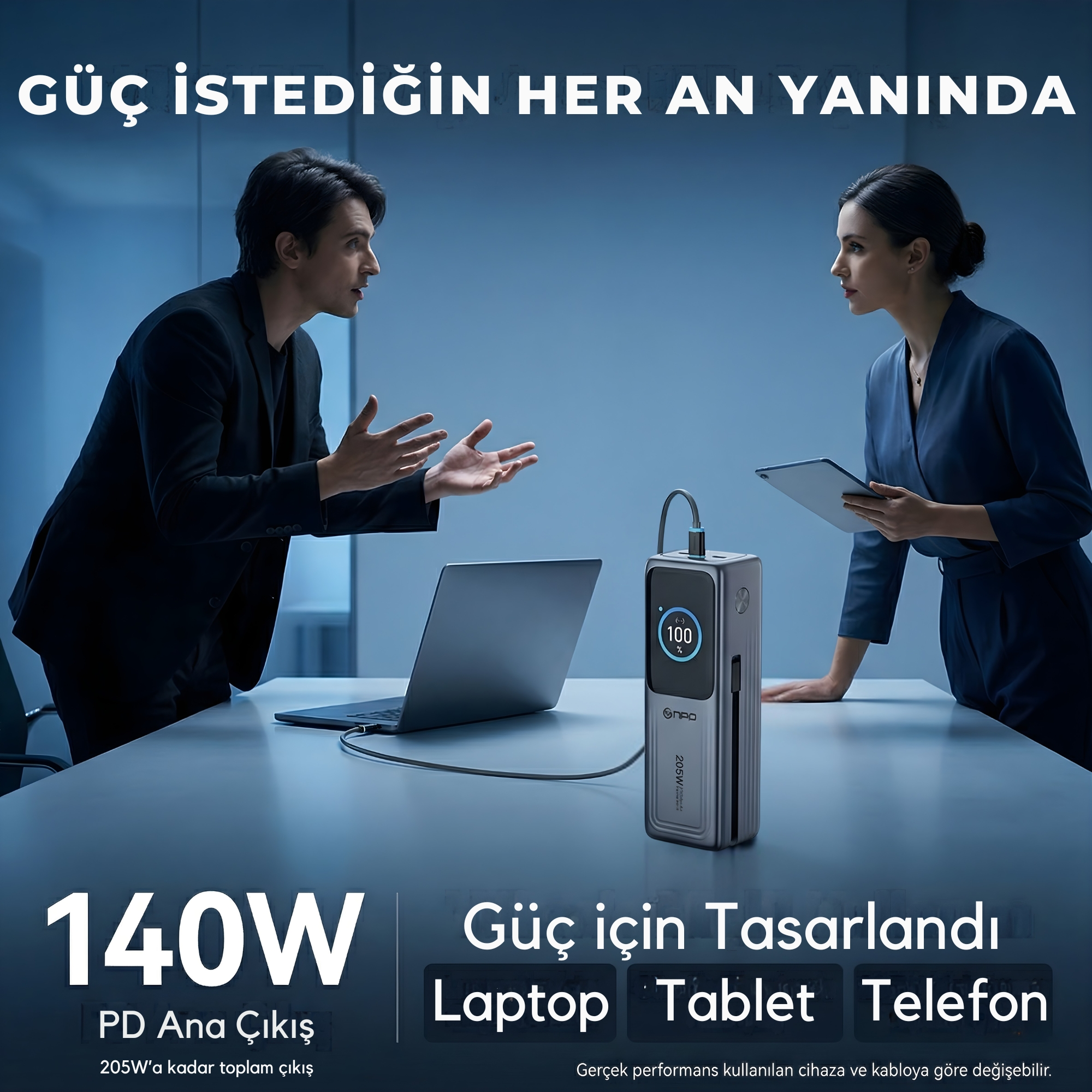 Erkek ve kadın, laptop ve powerbank ile masada duruyor. Powerbank %100 gösteriyor.