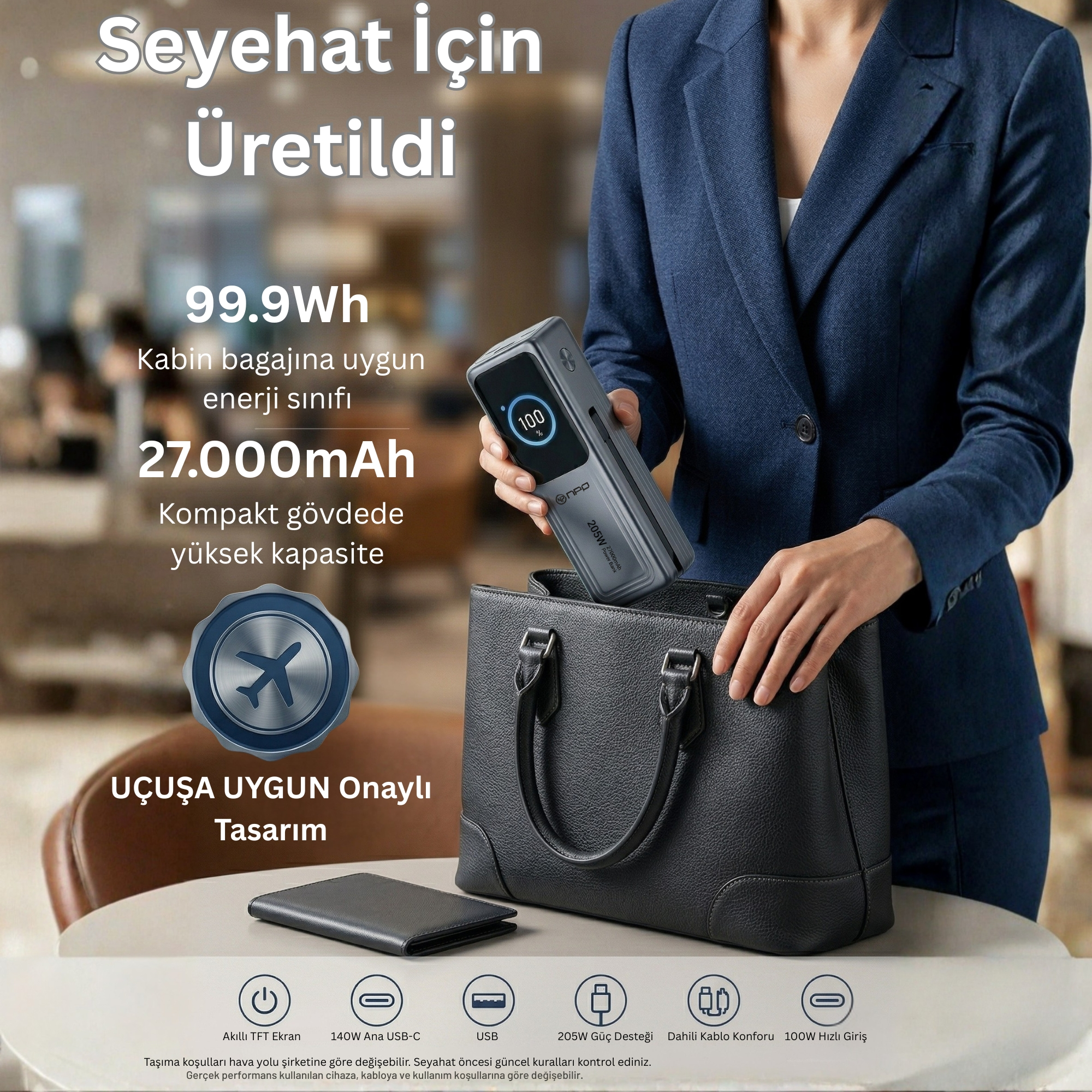 Mavi takım elbiseli bir kişi, siyah bir el çantasına powerbank koyuyor.