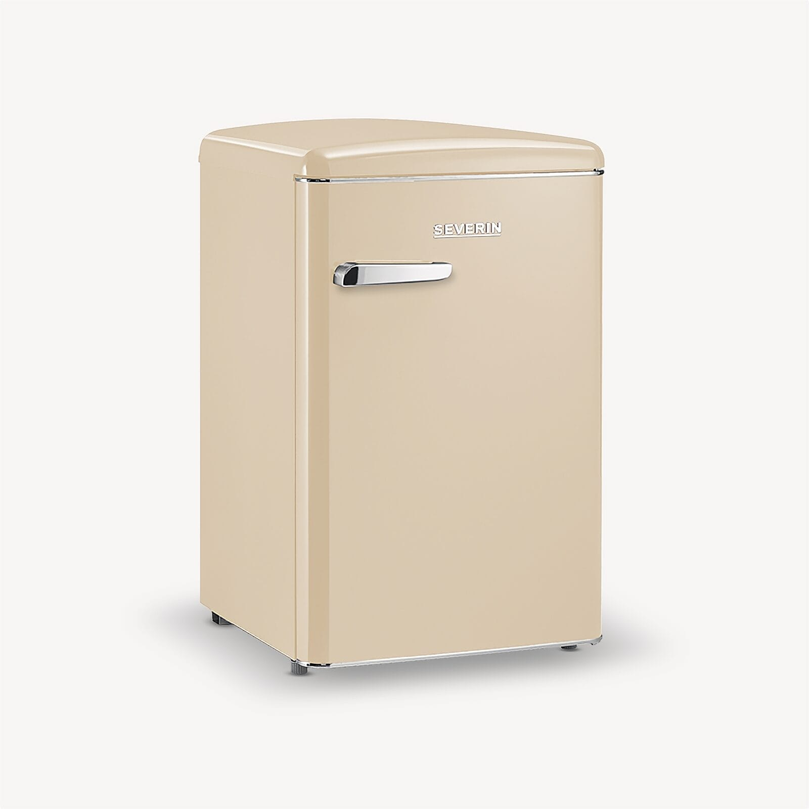 Een crème retro koelkast met een zilveren handvat.