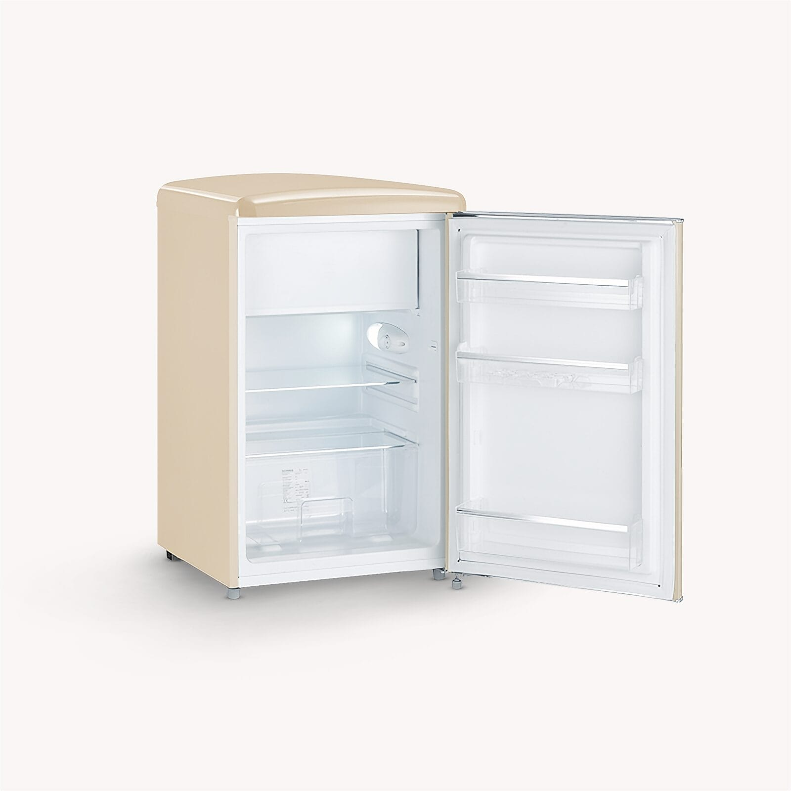 Een beige koelkast met geopende deur toont planken en lades binnenin.