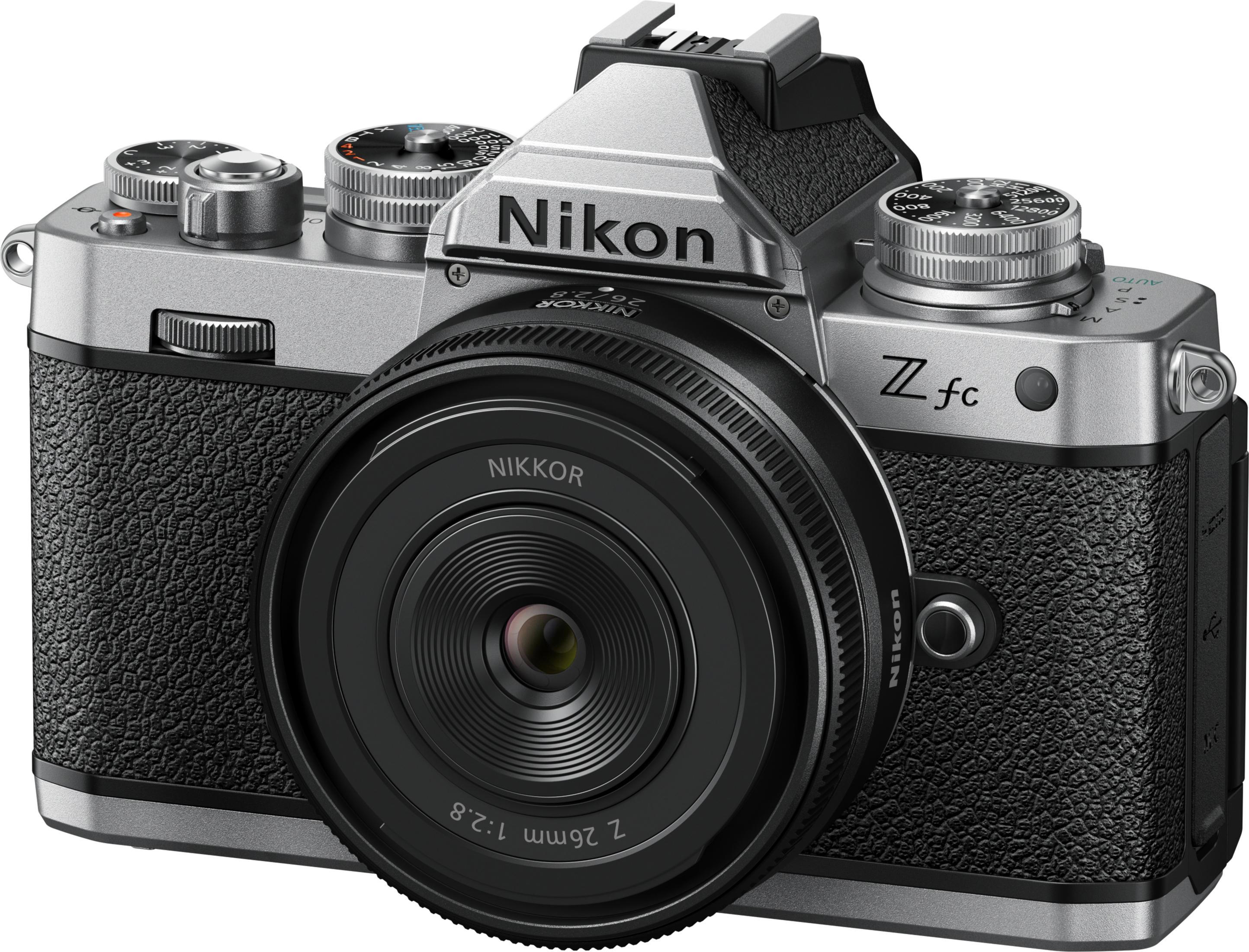 Una cámara Nikon Zfc plateada con un objetivo NIKKOR 26mm 1:2.8.