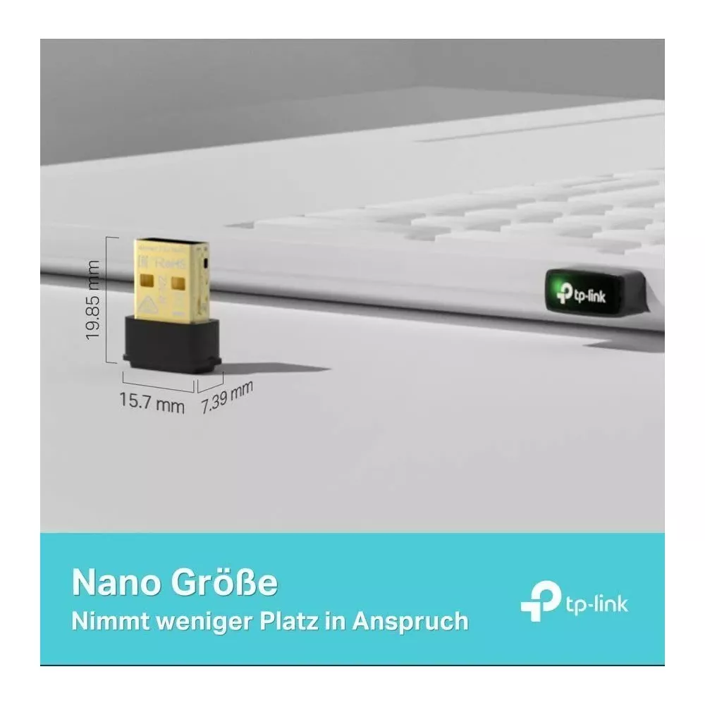 Un piccolo adattatore USB con dimensioni giace accanto a un laptop.
