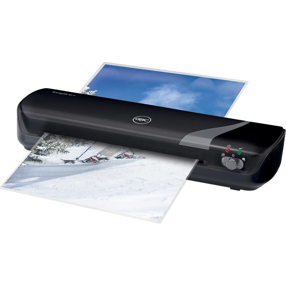 Ein schwarzer Aktenlaminator mit zwei bedruckten Seiten, die hineingeschoben werden.