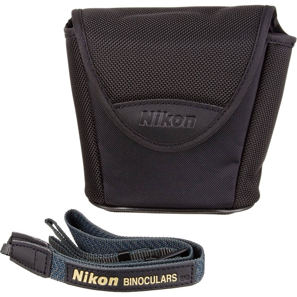 Schwarze Nikon Tasche und Tragegurt für Ferngläser auf weißem Hintergrund.