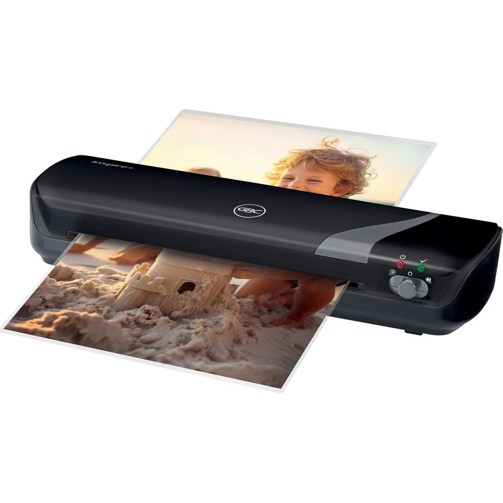 Ein schwarzer Laminator, der ein Foto von einer Sandburg und ein Foto von einem lachenden Kind laminiert.