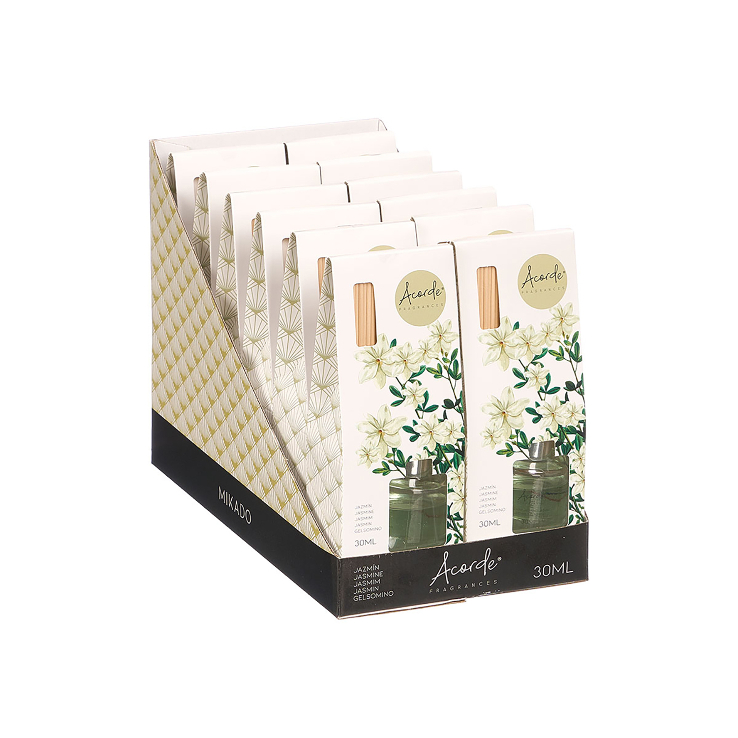 Un expositor de varios sets de difusores de jazmín con botellas de cristal verde.