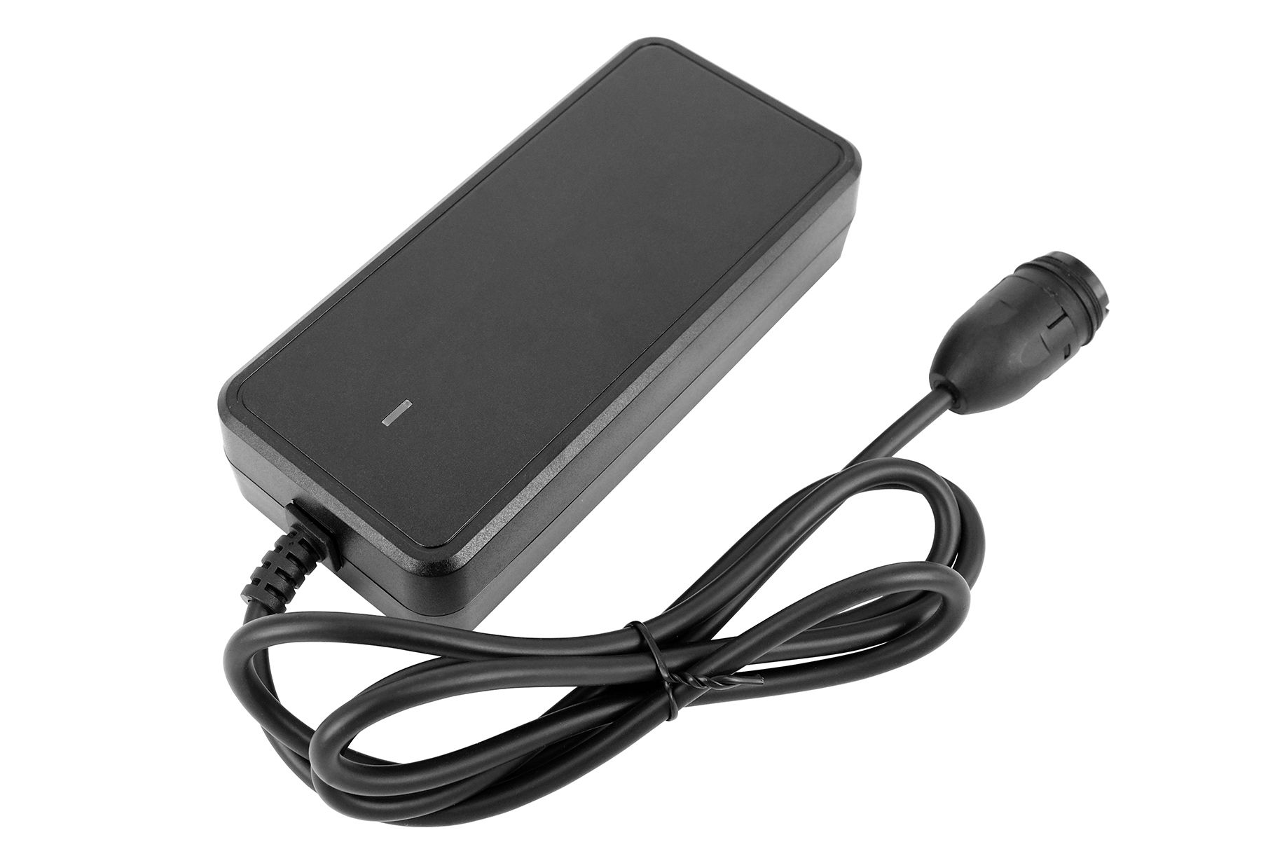 Schwarzes Netzteil mit Kabel und Stecker auf weißem Hintergrund.