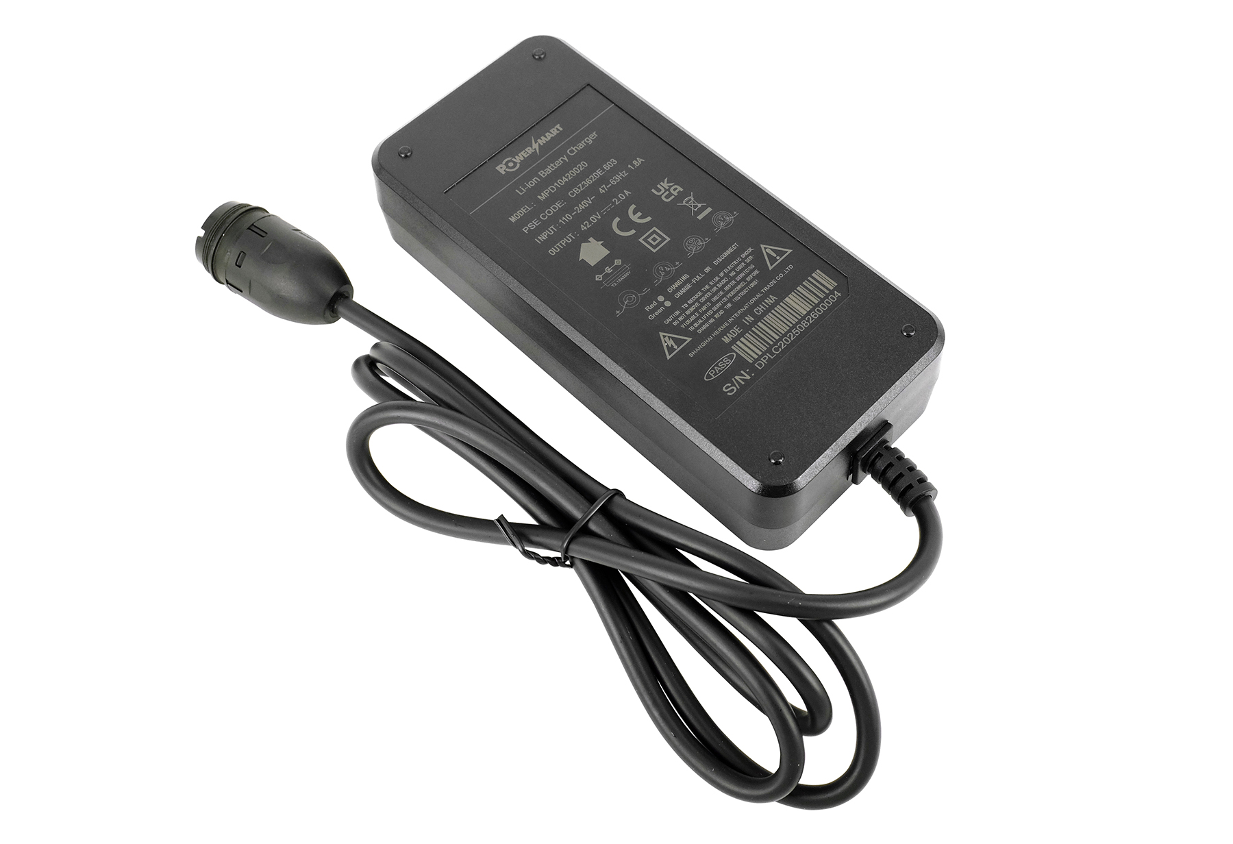 Schwarzes Ladegerät mit Kabel und Stecker, Modell DPLC2025082600004.