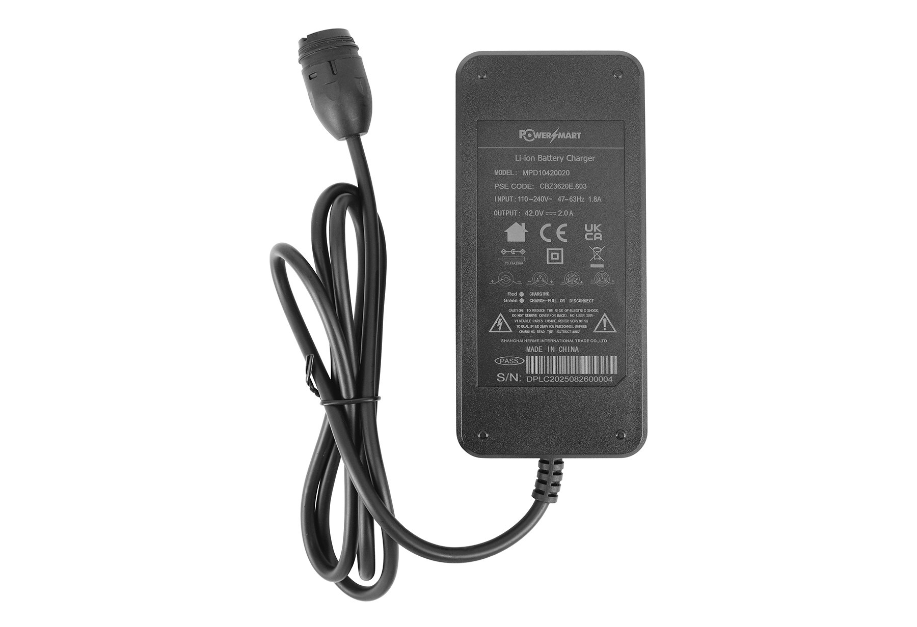 Ein schwarzes Netzteil für Li-Ionen-Akkus mit Kabel und Stecker.