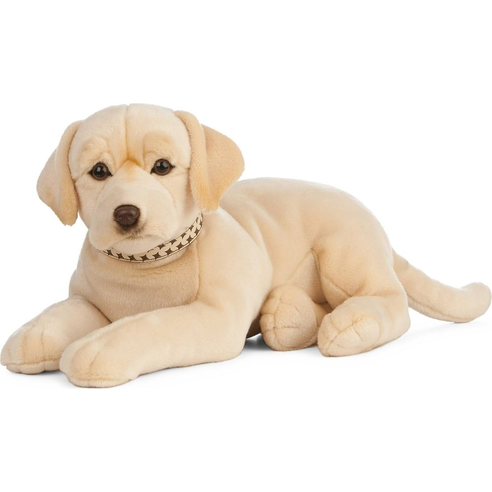 Ein hellbeiger Labrador-Plüschhund liegt auf dem Boden.
