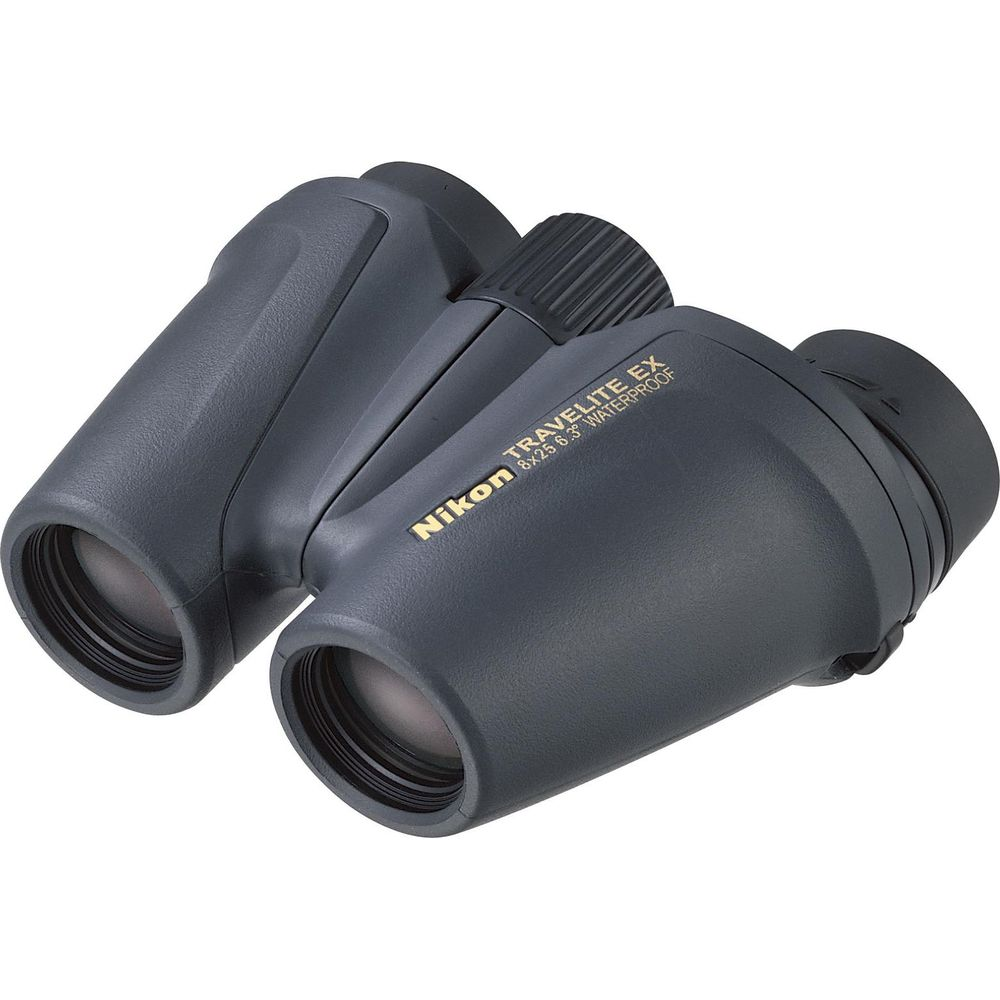 Dunkelgraue Nikon Fernglas mit goldenem Schriftzug auf weißem Hintergrund.