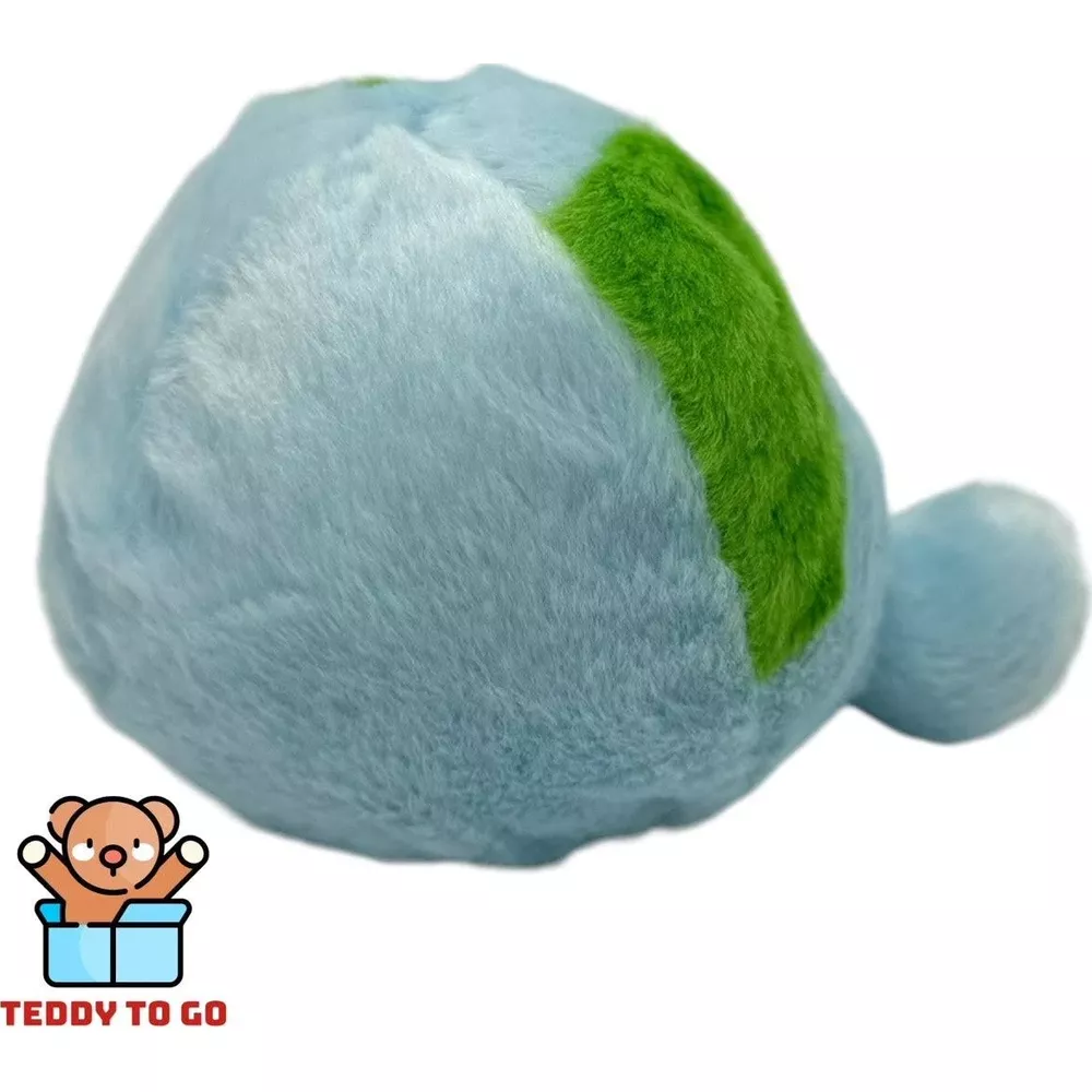 Un peluche azzurro con una macchia verde, su sfondo bianco.
