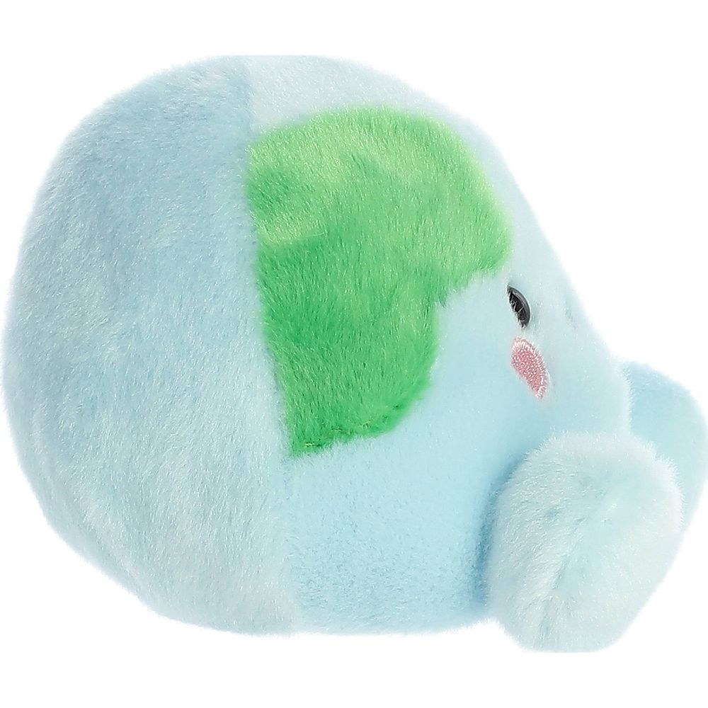 Un elefante di peluche azzurro con macchie verdi e guance rosa.