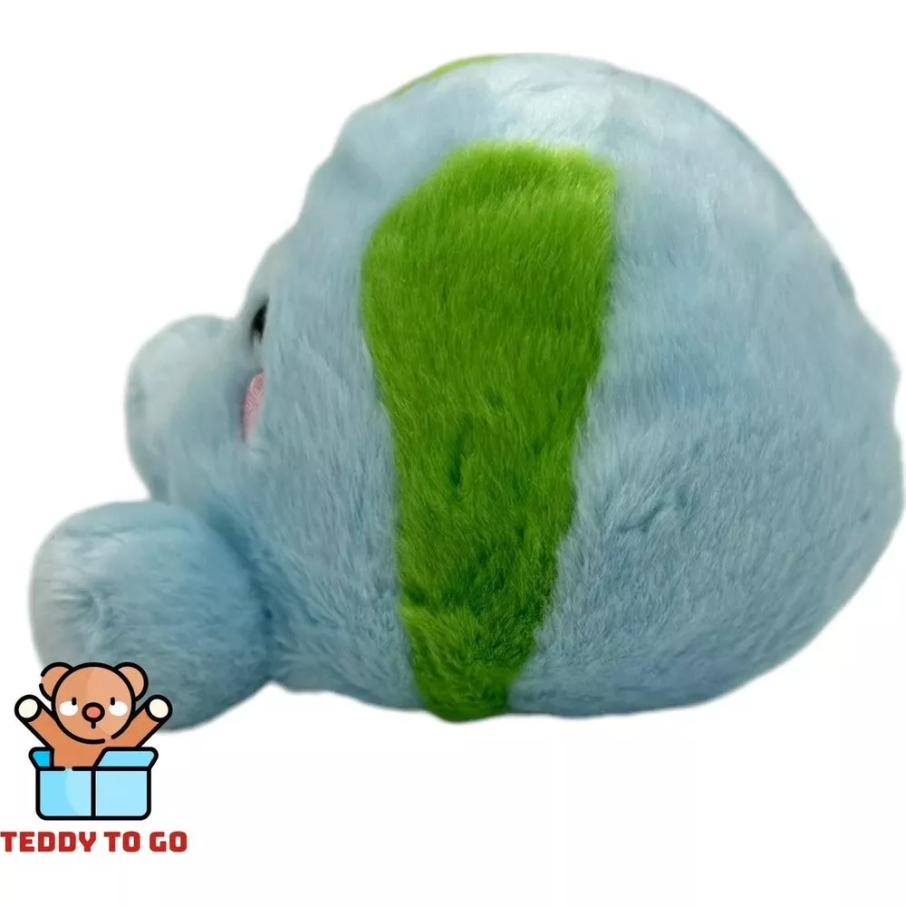 Un giocattolo di peluche blu chiaro con strisce verdi è sdraiato su un fianco.