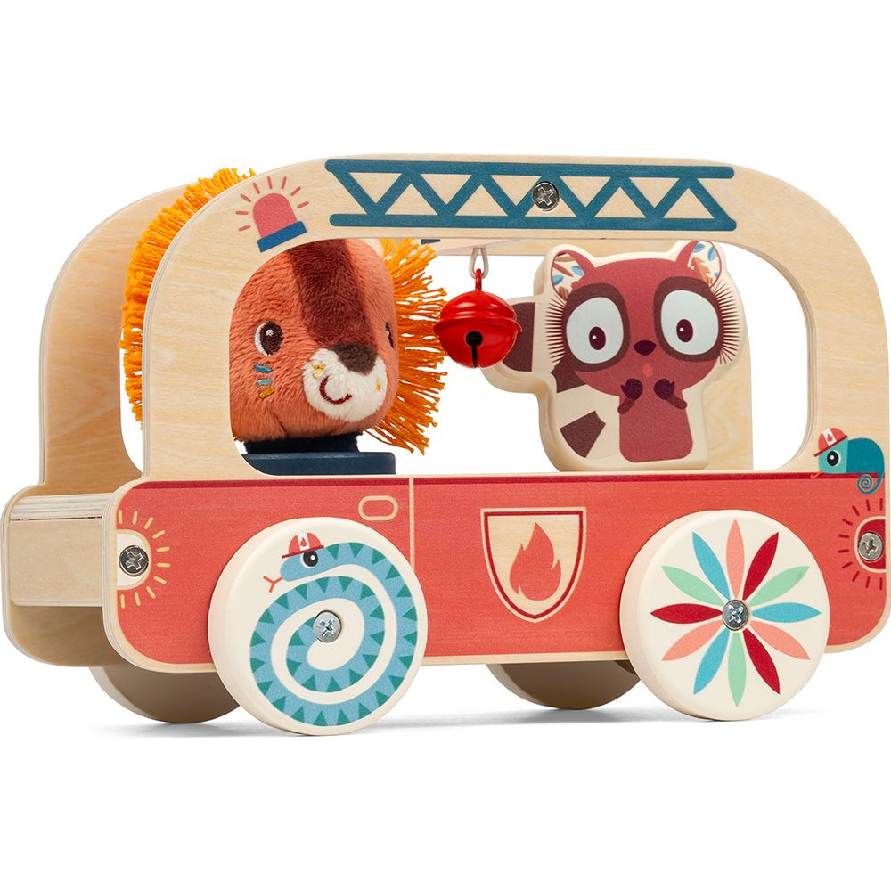 Camioncino dei pompieri giocattolo in legno con leone peluche, procione e campanello. Ruote colorate.