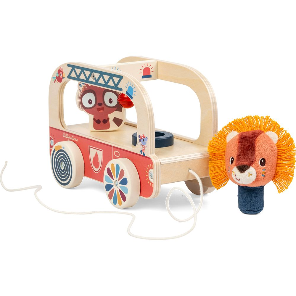 Un camion dei pompieri giocattolo in legno con leone da trainare e corda.