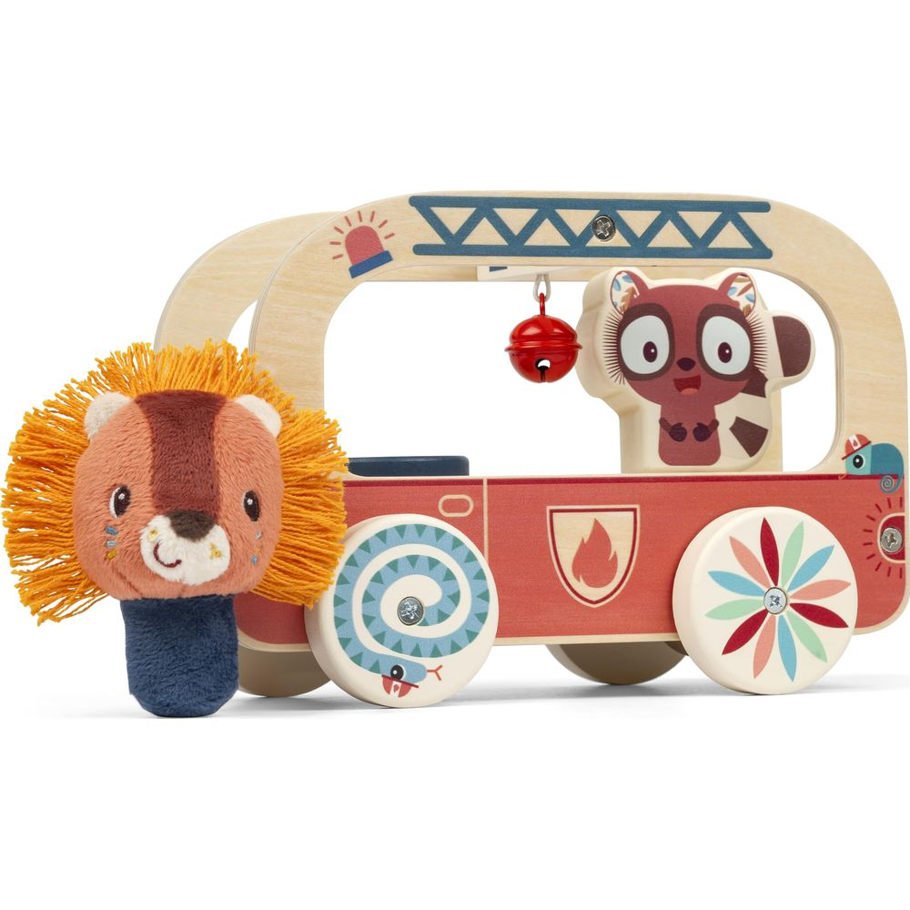 Un camion dei pompieri giocattolo in legno con leone e procione.