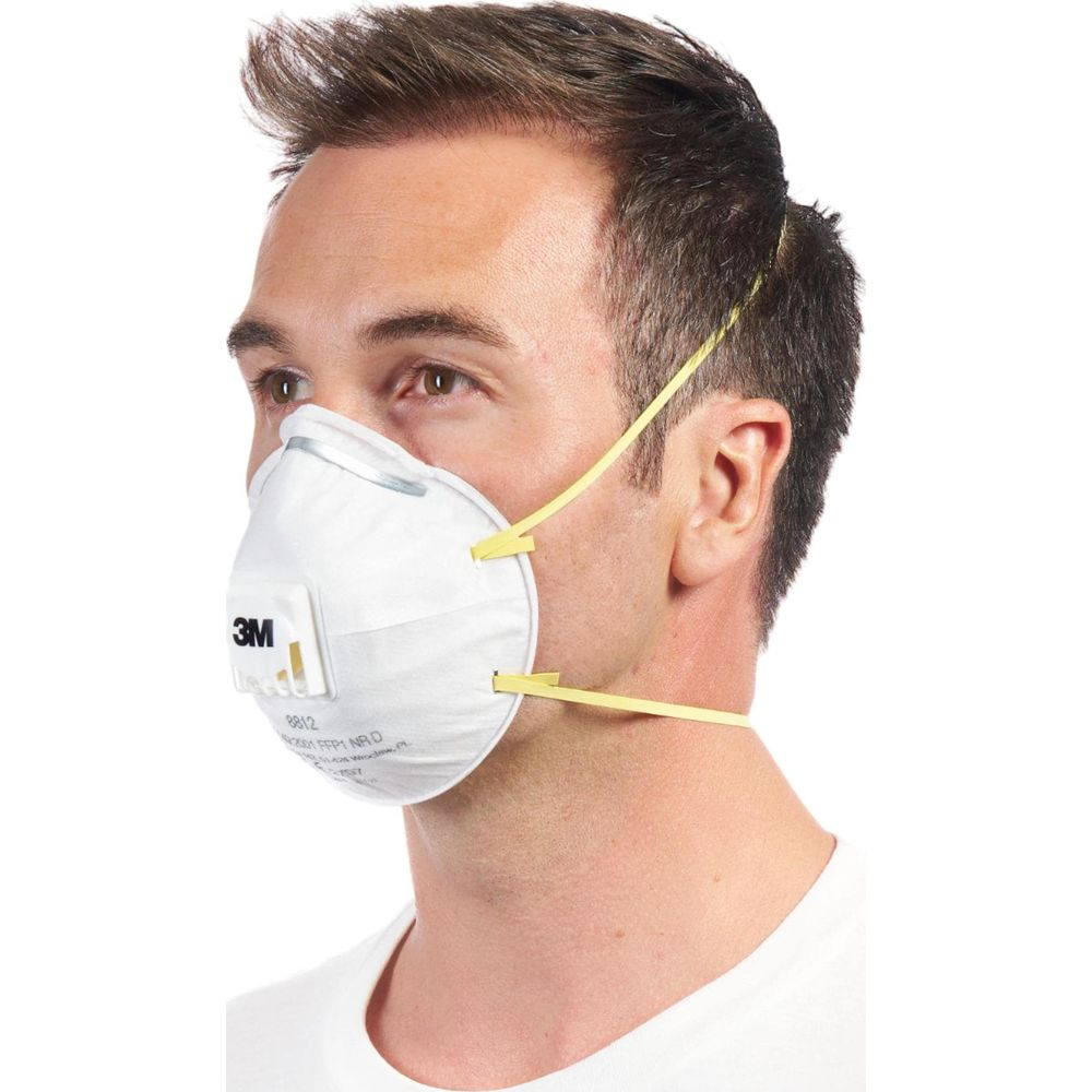 Mann mit weißer 3M-Atemschutzmaske mit gelben Bändern, weißer Hintergrund.