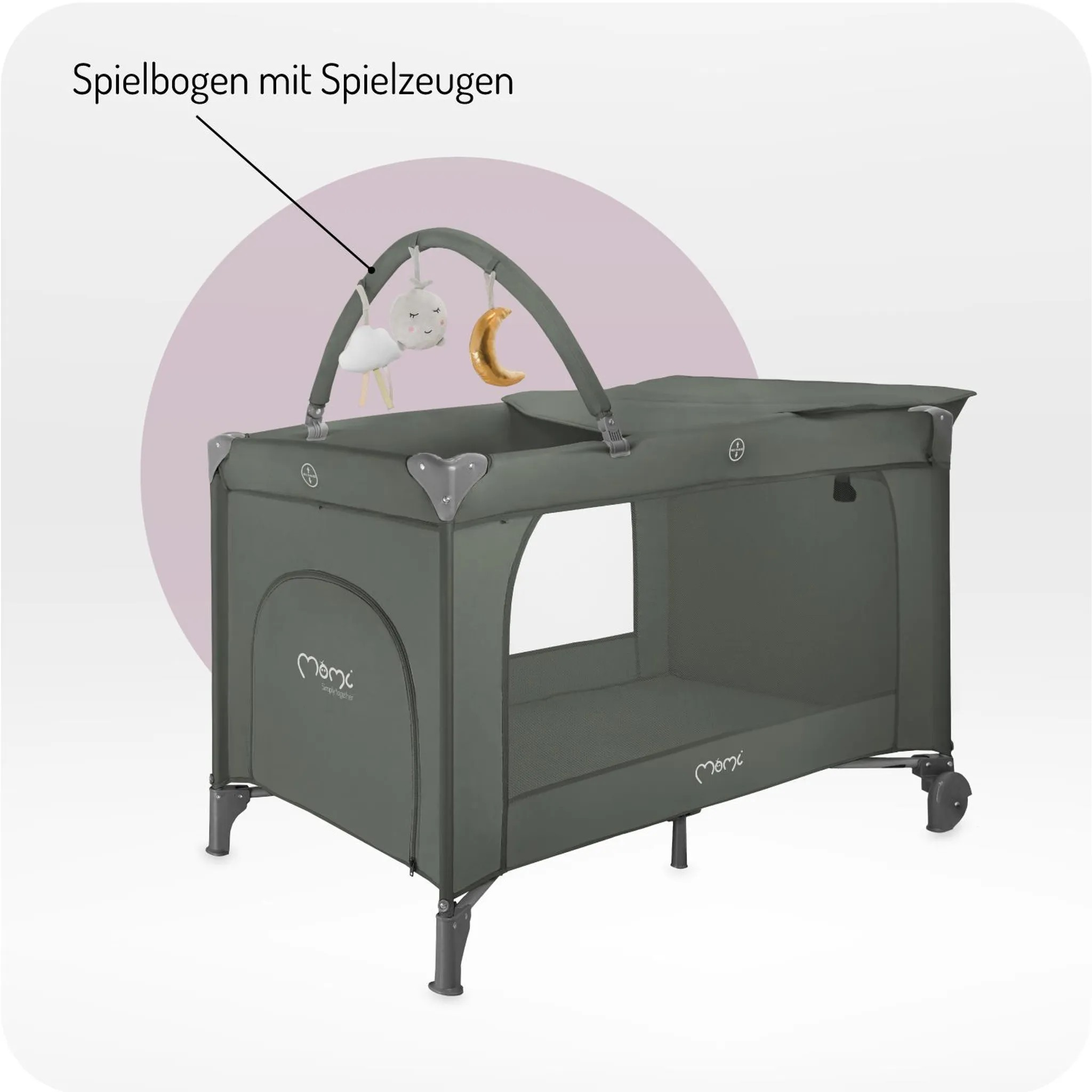 Ein graues Reisebett mit Spielbogen und hängenden Spielzeugen wie Wolke und Mond.