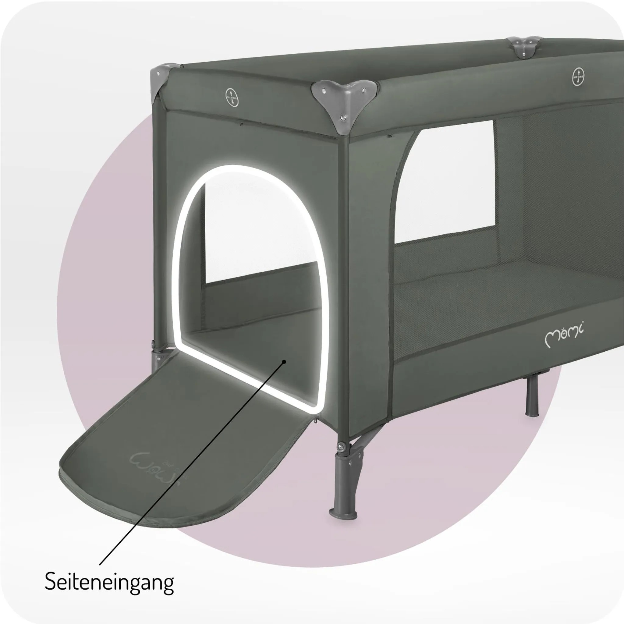 Ein graues Reisebett mit geöffnetem seitlichen Eingang und einem "Momi"-Logo.