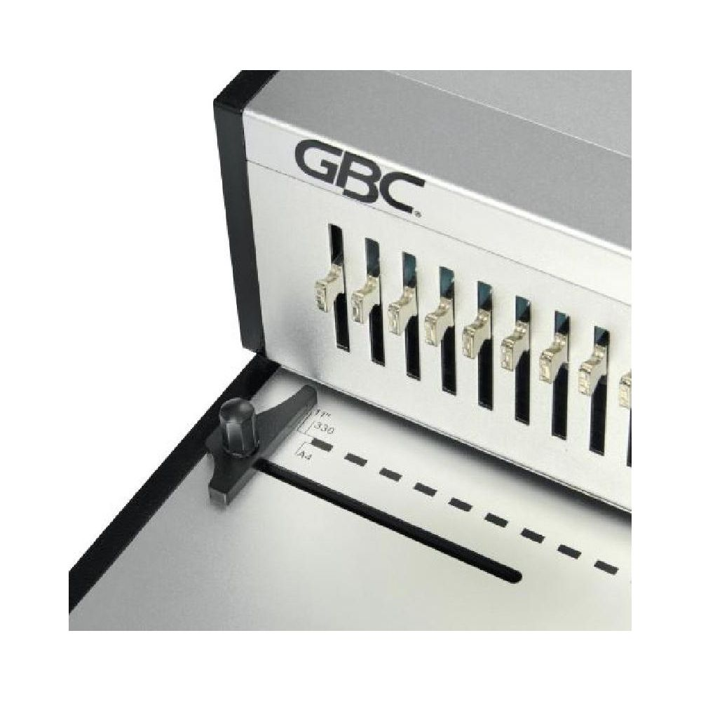 Nahaufnahme eines silbernen GBC-Bindegeräts mit silbernen Metallstiften und schwarzem Anschlag.