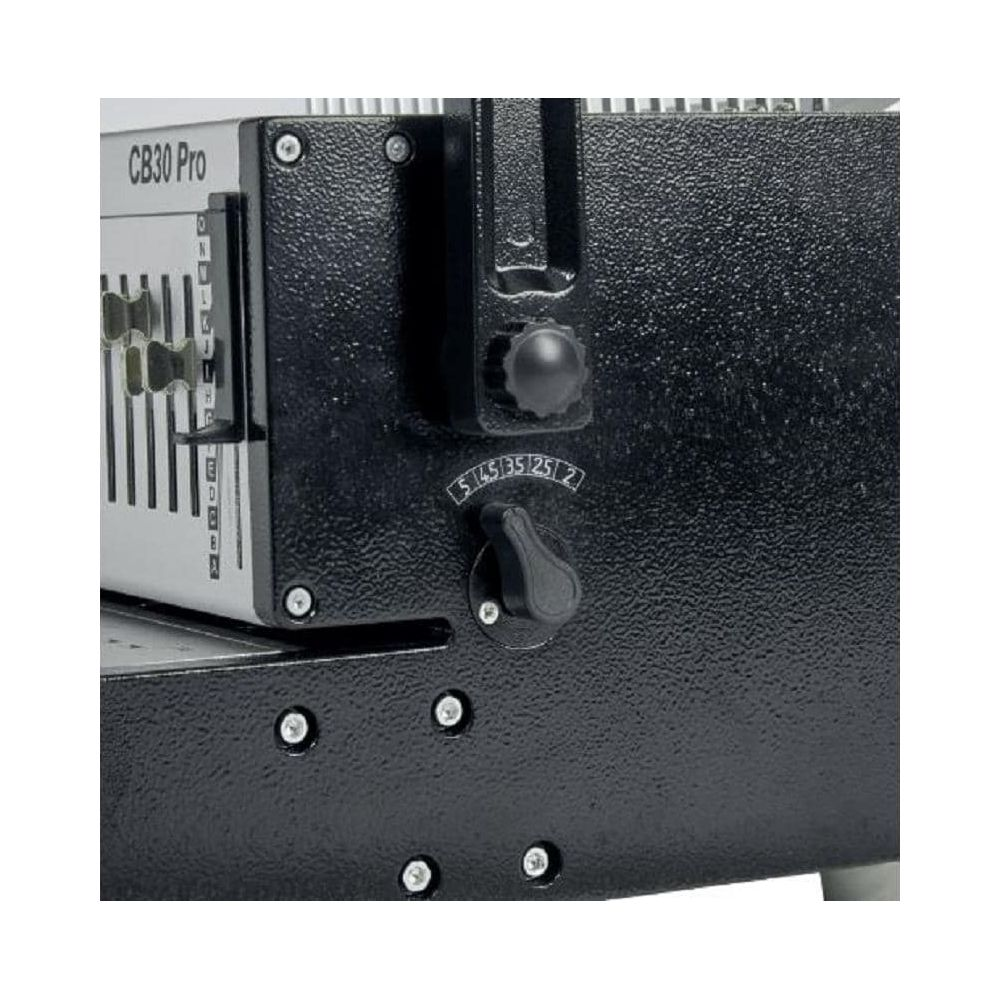 Nahaufnahme einer schwarzen Maschine mit CB30 Pro-Aufdruck und Einstellknöpfen.