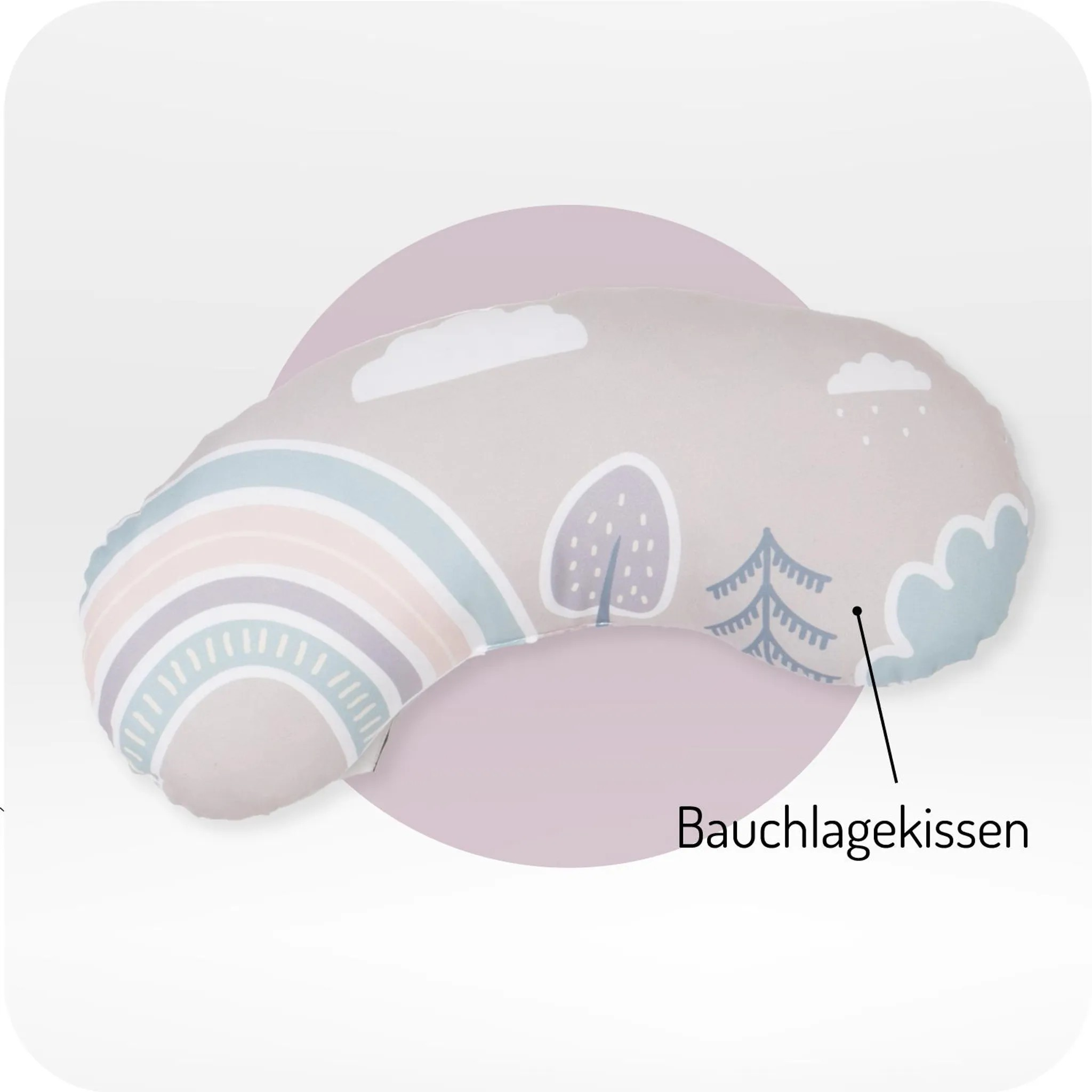 Ein beigefarbenes Kissen mit Regenbogen- und Wolkenmuster, Aufschrift 'Bauchlagekissen'.