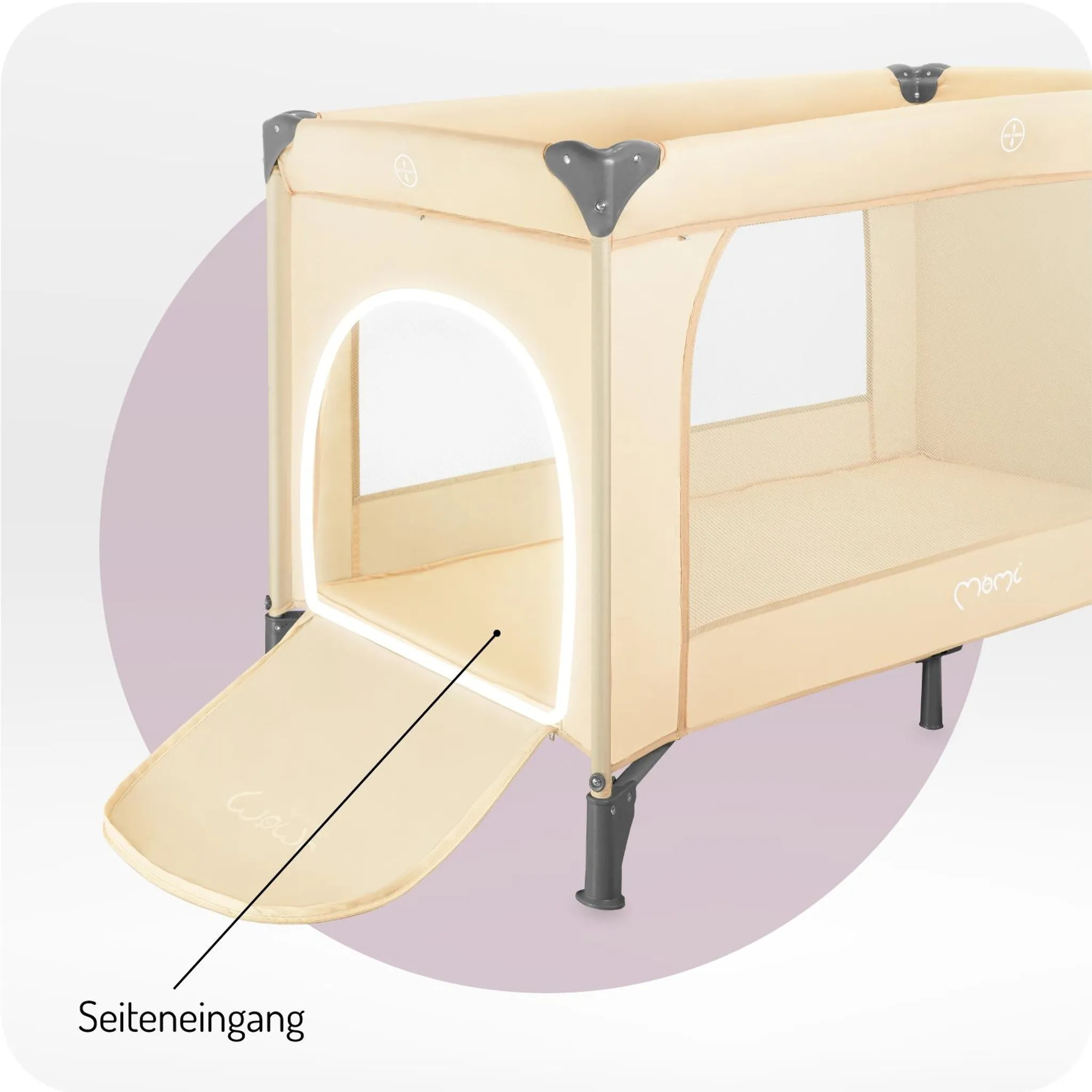 Una cuna de viaje beige claro con entrada lateral y ventanas de malla.