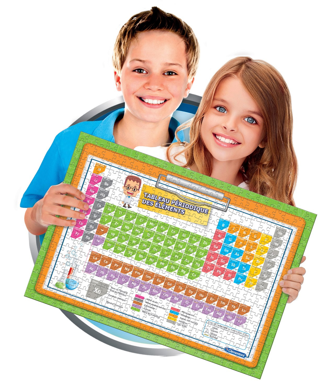 Due bambini tengono un puzzle della tavola periodica. Sorridono in primo piano.