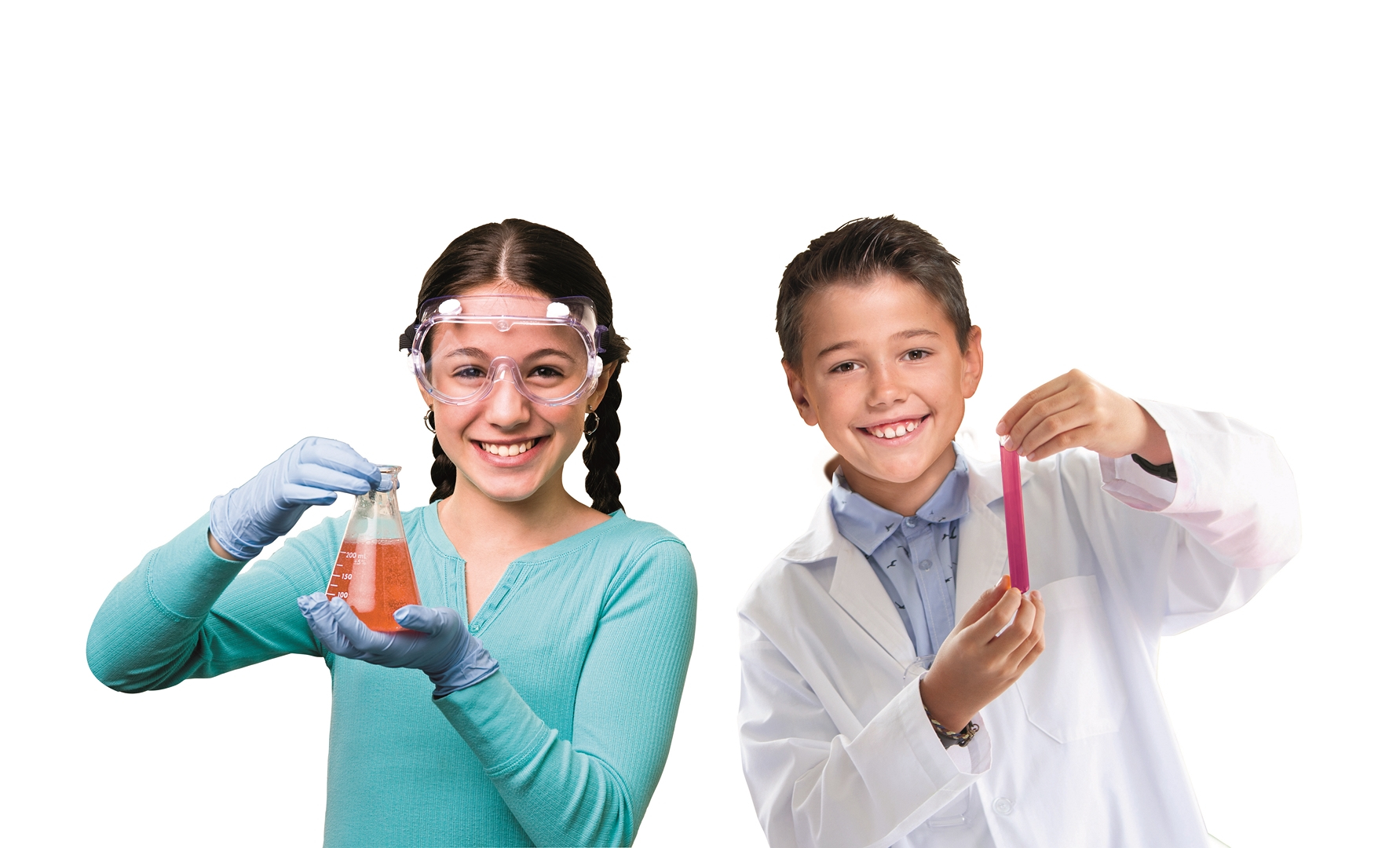 Due bambini sorridenti tengono attrezzature di laboratorio con liquidi.