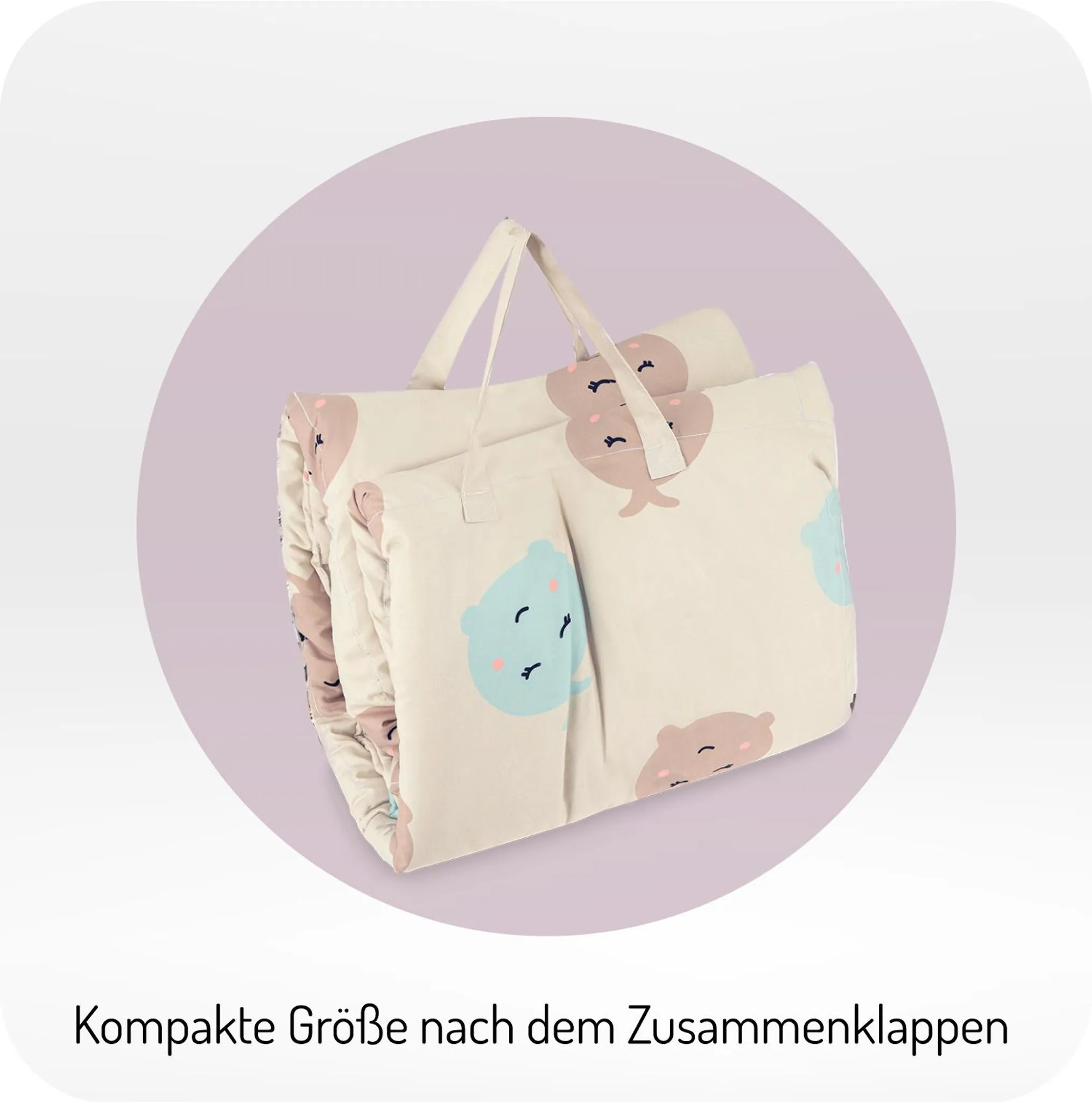 Ein zusammengeklapptes Kissen mit Teddybär-Motiv und Tragegriffen.