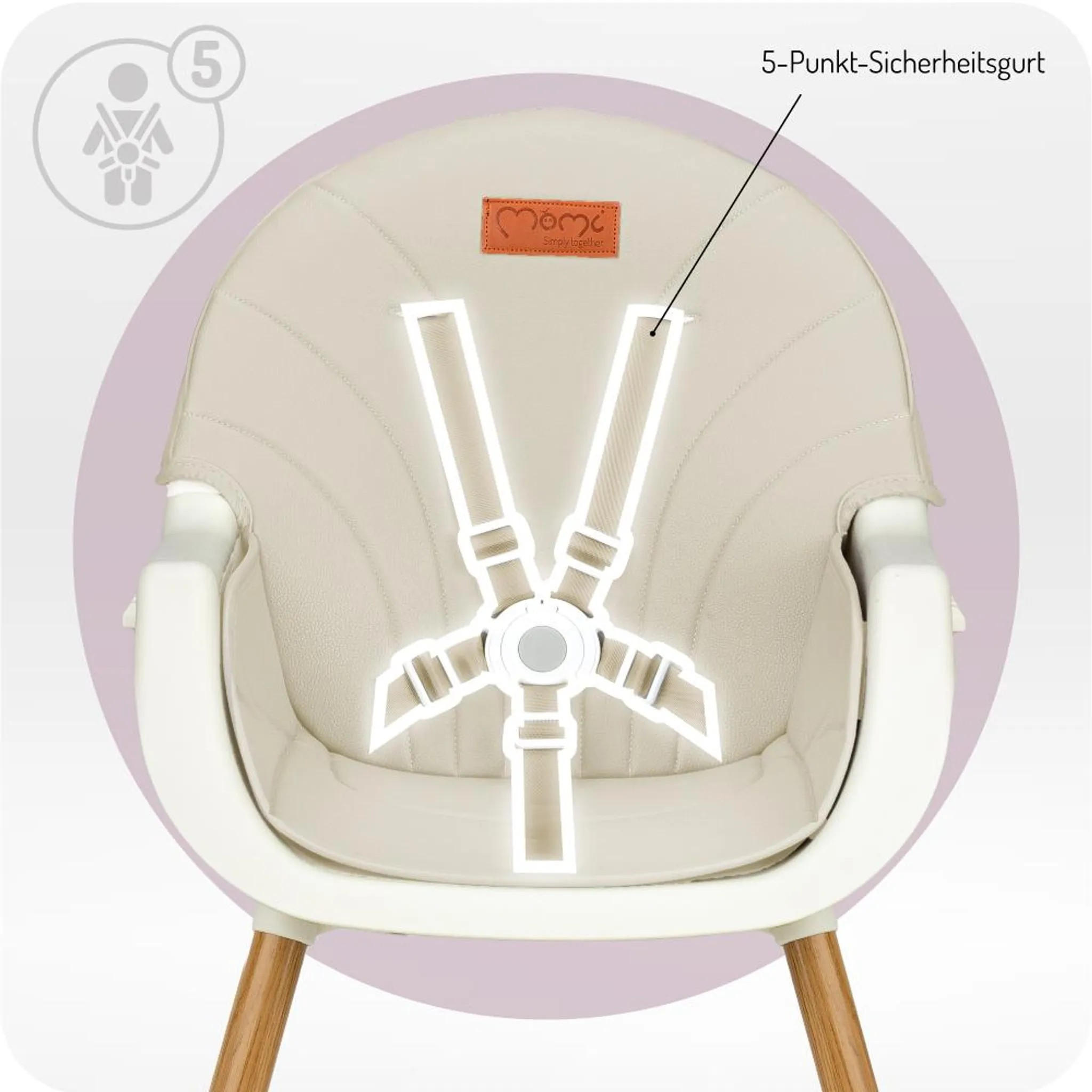 Ein heller Hochstuhl mit 5-Punkt-Gurt und Kindersymbol. Braunes Logo.
