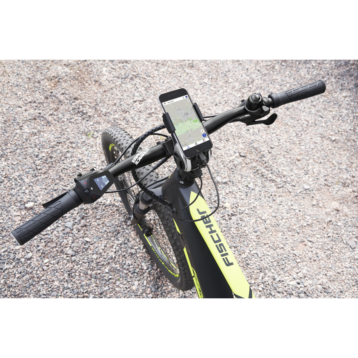 Nahaufnahme eines E-Bikes mit Handyhalterung und Navigations-App auf dem Lenker.