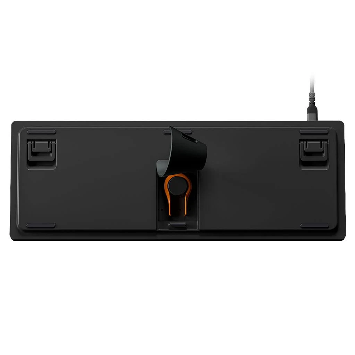 Unterseite einer schwarzen Tastatur mit orangefarbenem Kabelclip und Füßen. Weißer Hintergrund.