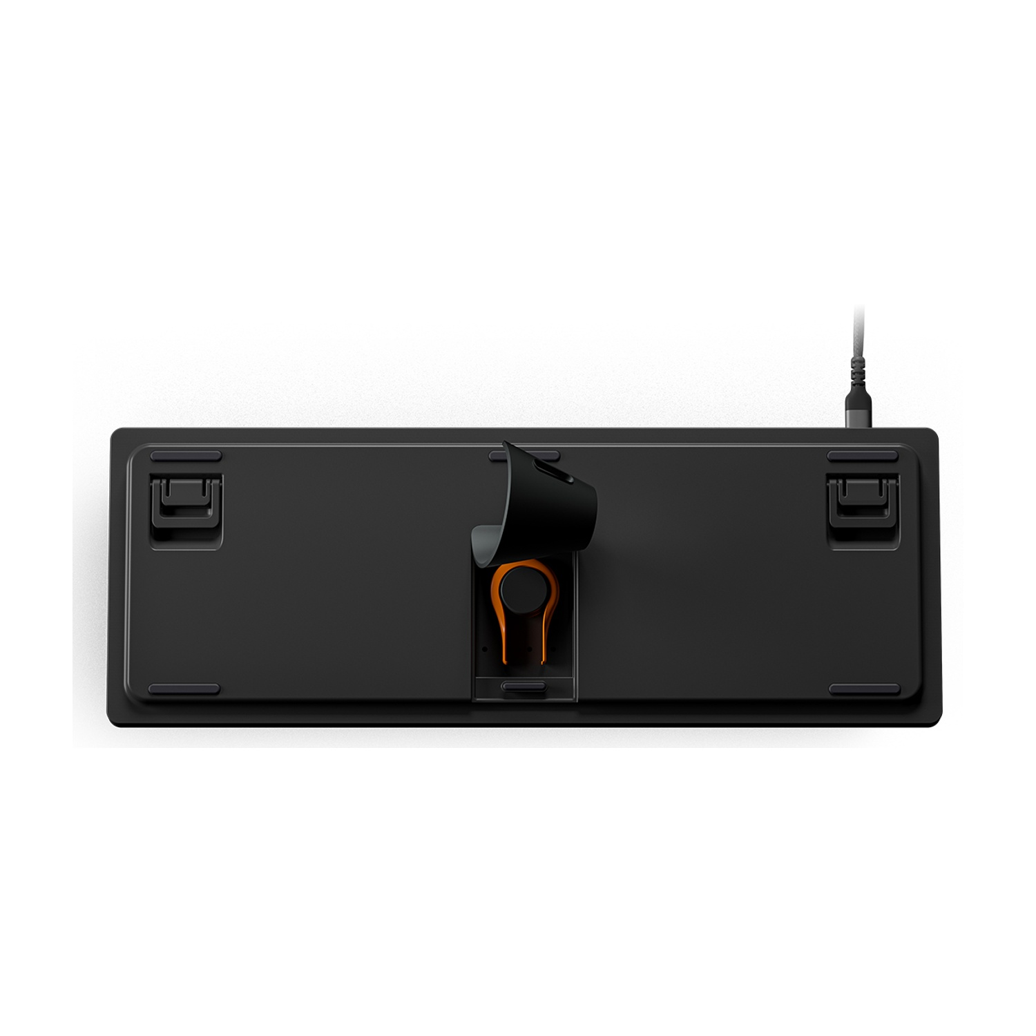 Rückseite einer schwarzen Tastatur mit Kabel und orangem Werkzeug.