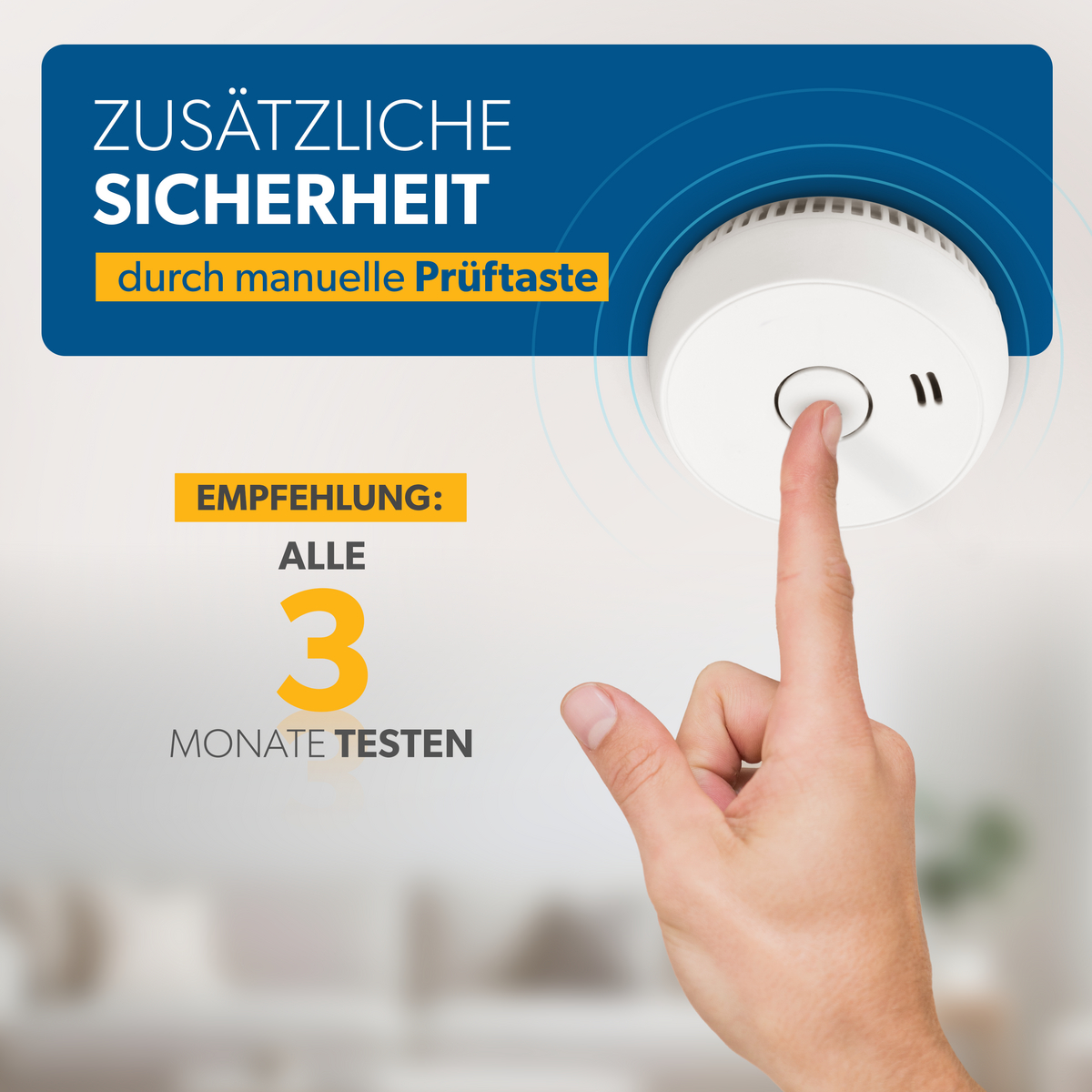 Finger drückt auf Rauchmelder-Testknopf. Zusätzliche Sicherheit. Alle 3 Monate testen.