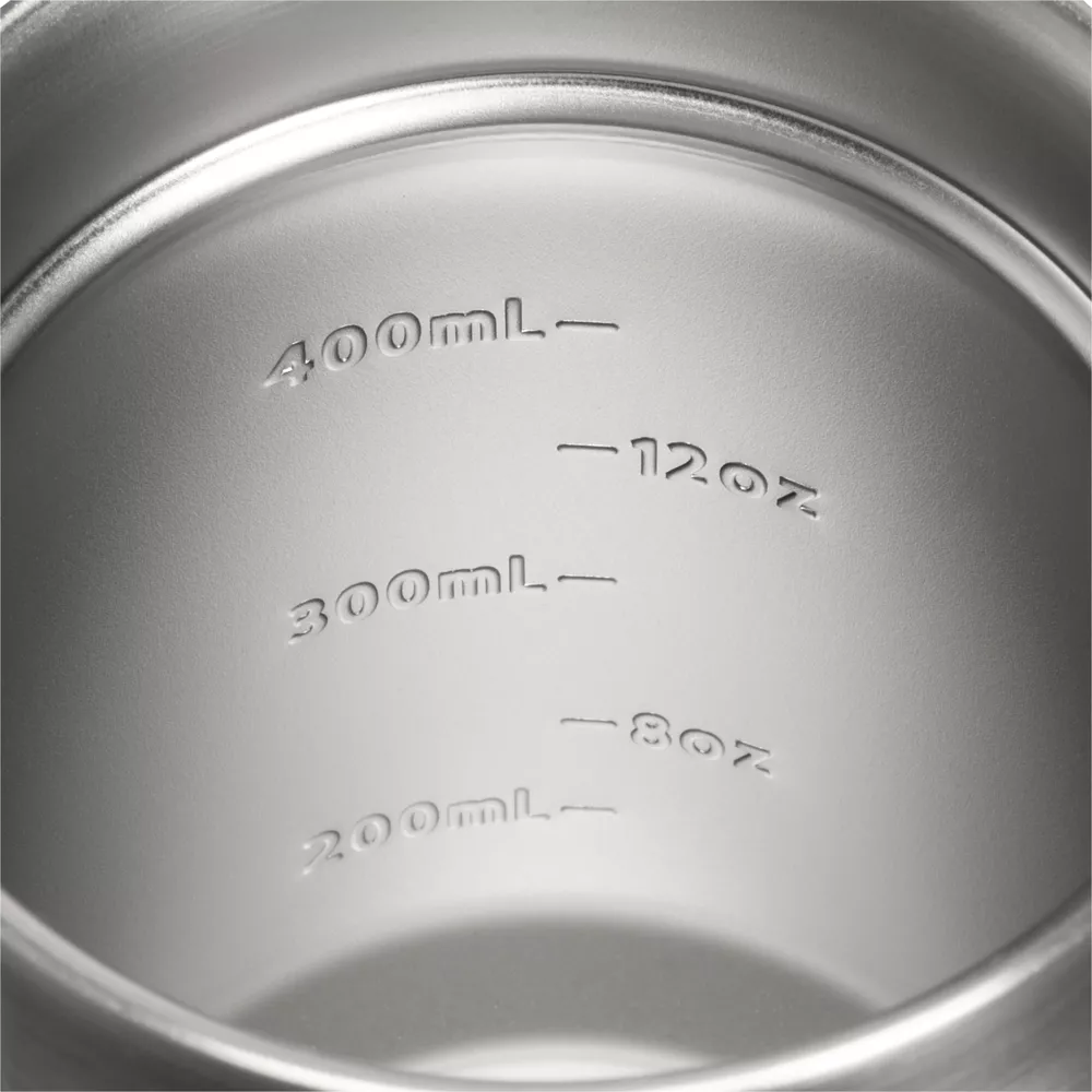 Innenansicht eines silbernen Behälters mit Markierungen für 200ml, 300ml, 400ml und 8oz, 12oz.