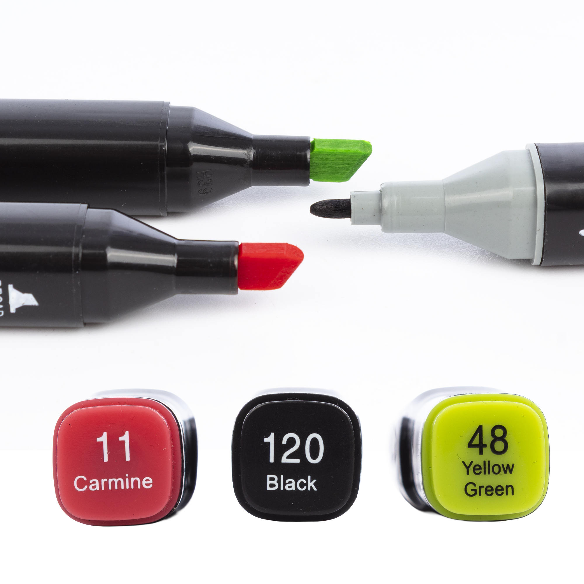 Tre pennarelli: rosso, nero, verde. Etichette: 11 Carmine, 120 Black, 48 Yellow Green.