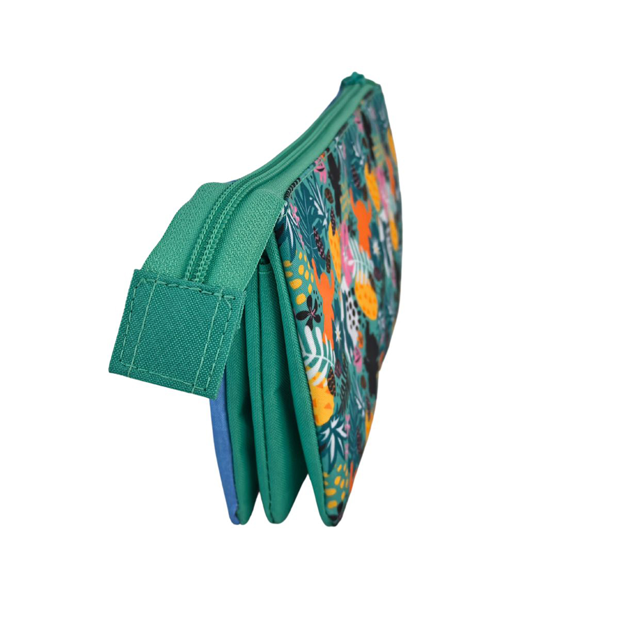 Una trousse da toilette verde con stampa tropicale, parzialmente aperta.