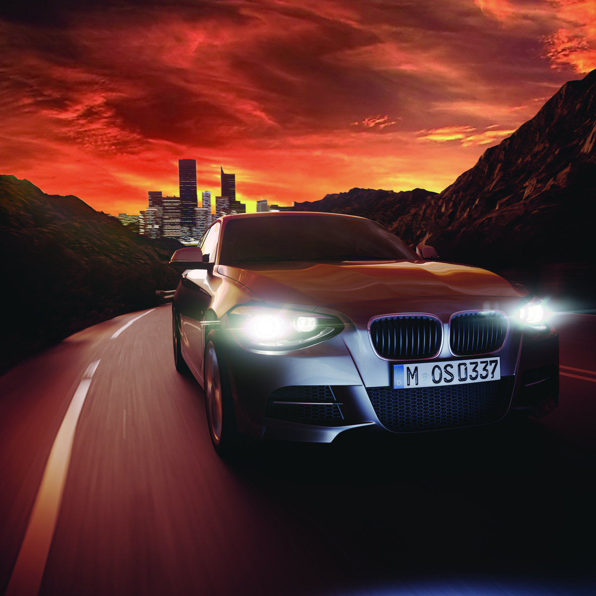 Silbernes Auto fährt bei Sonnenuntergang in der Nähe einer Stadt und Berge.