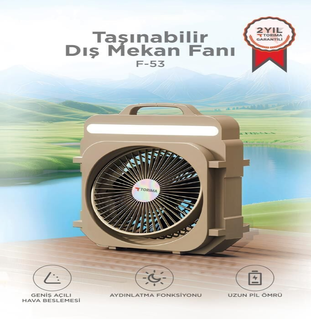 Geniş açılı ve aydınlatmalı taşınabilir fan, peyzaj önünde ahşap masada duruyor.
