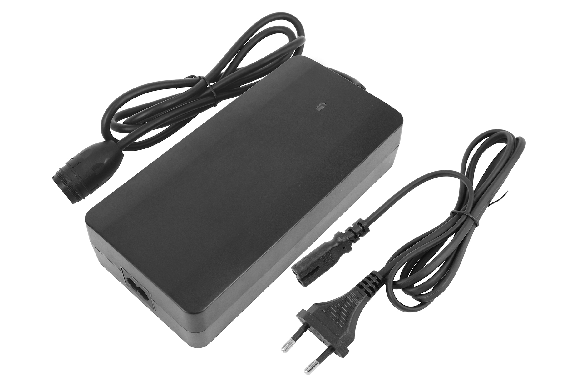 Schwarzes Netzteil mit zwei Kabeln: ein EU-Stecker und ein runder Anschluss.