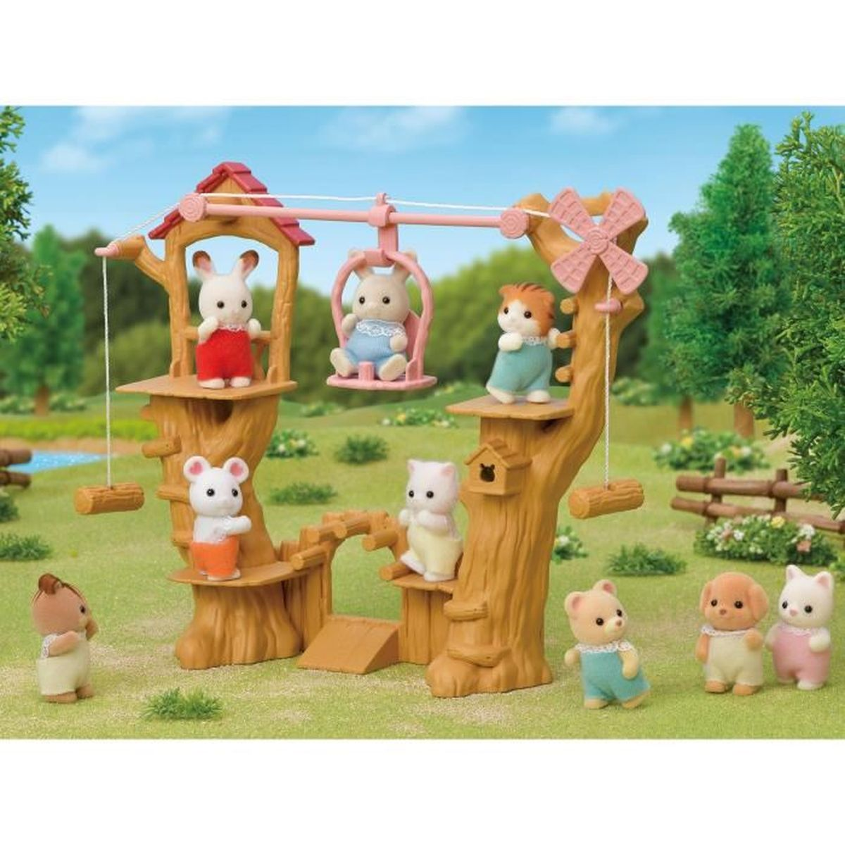 Set de juego Sylvanian Families con casa del árbol, tobogán y animales en césped.