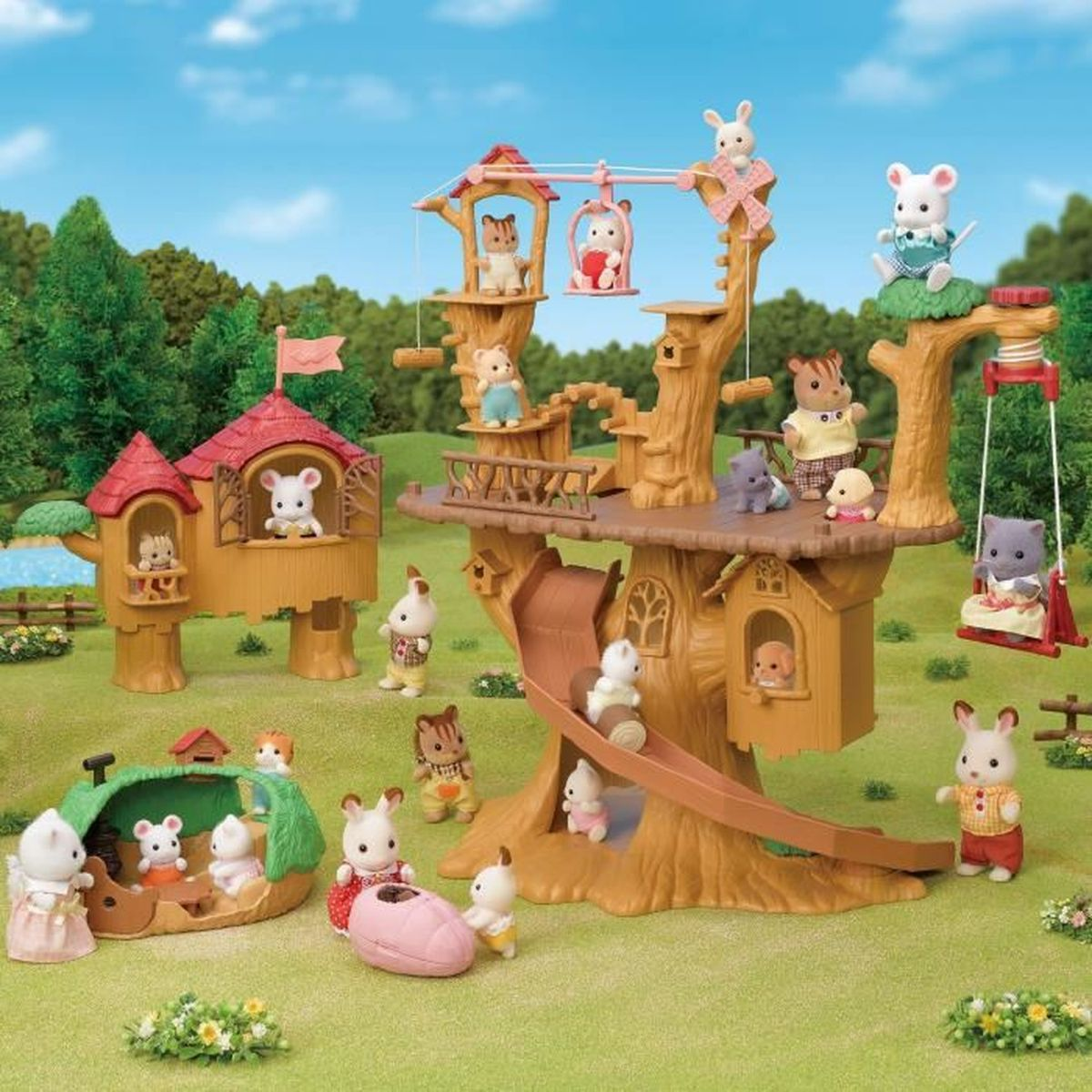 Una escena de casa del árbol de juguete con muchas figuras de animales y accesorios al aire libre.